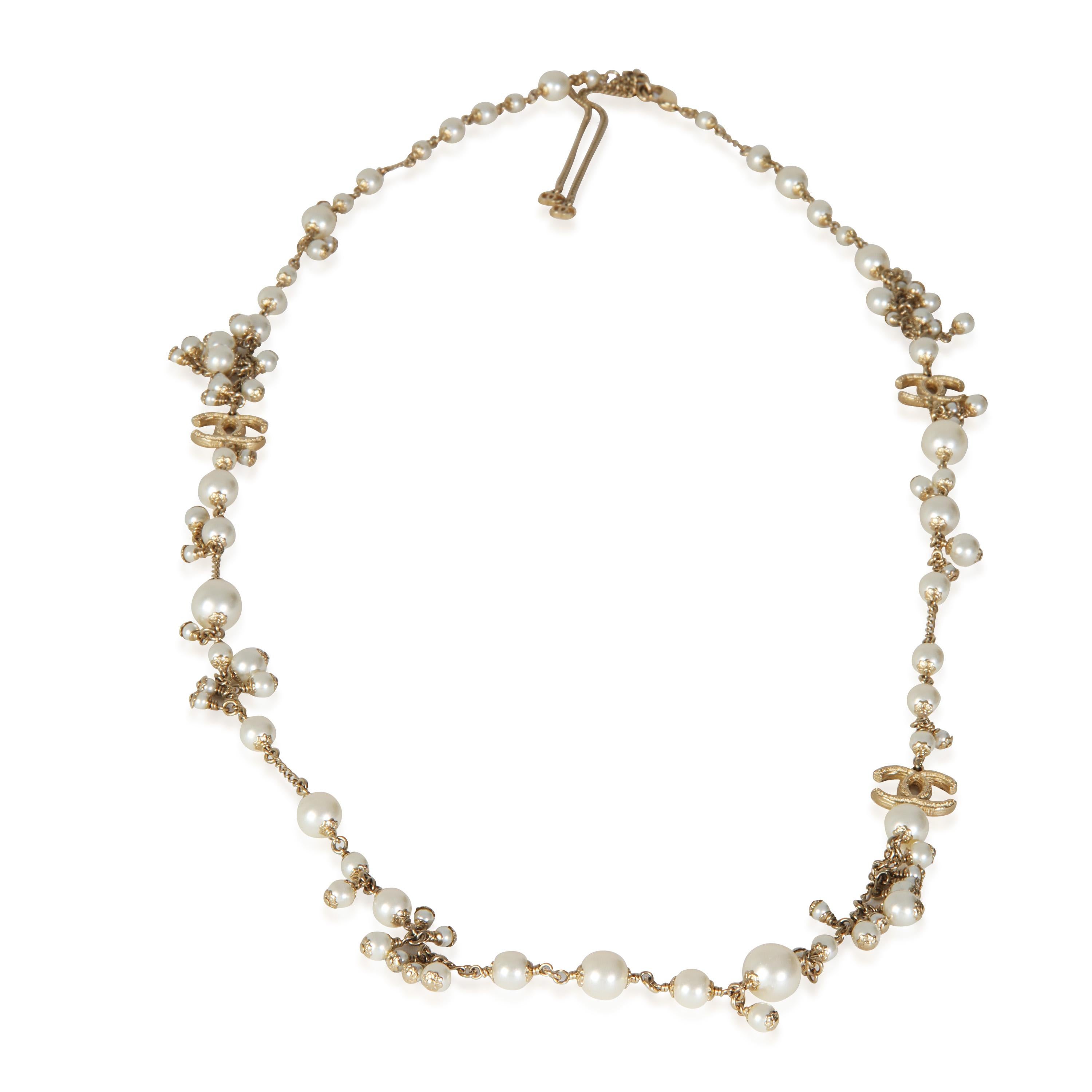 Chanel plaqué or  2011 Collier CC en fausses perles

DÉTAILS PRIMAIRES
SKU : 145913
Titre de la liste : Chanel plaqué or  2011 Collier CC en fausses perles
Description de l'état : Vendue au détail à 1600 USD. En excellent état. Longueur de 45