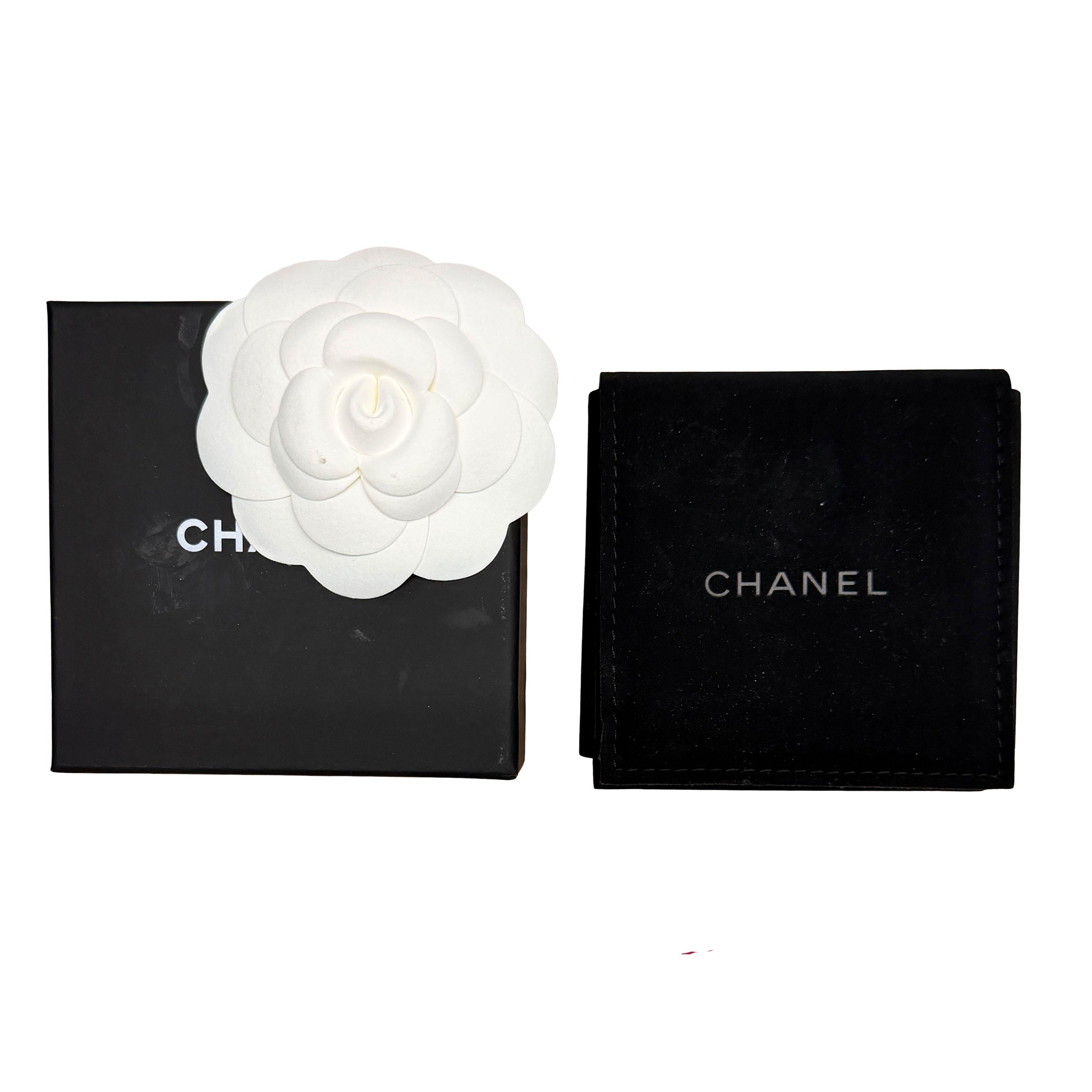 De las mujeres Chanel baño de oro  2023 Monedero de resina rosa y pendientes CC en venta