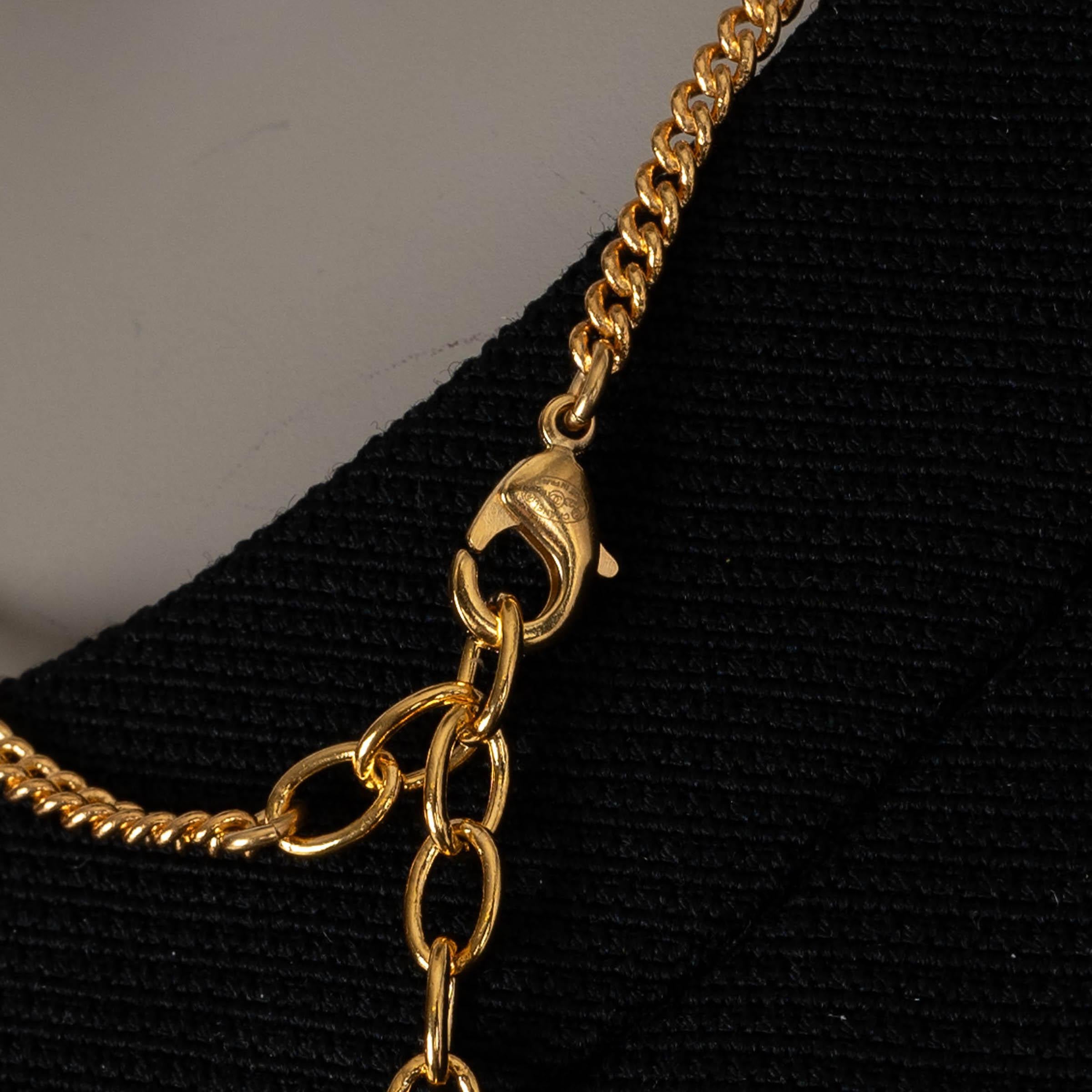 CHANEL Collar chapado en oro 23A DAKAR AFRICA PENDANT en venta 1