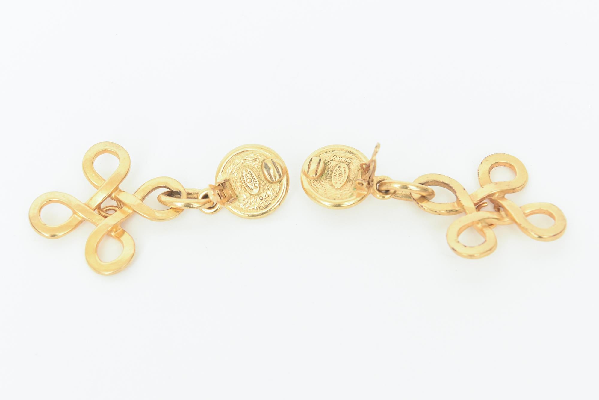 Chanel Vergoldete und Kunstperlen-Vintage-Ohrclips auf Ohrhänger Damen im Angebot