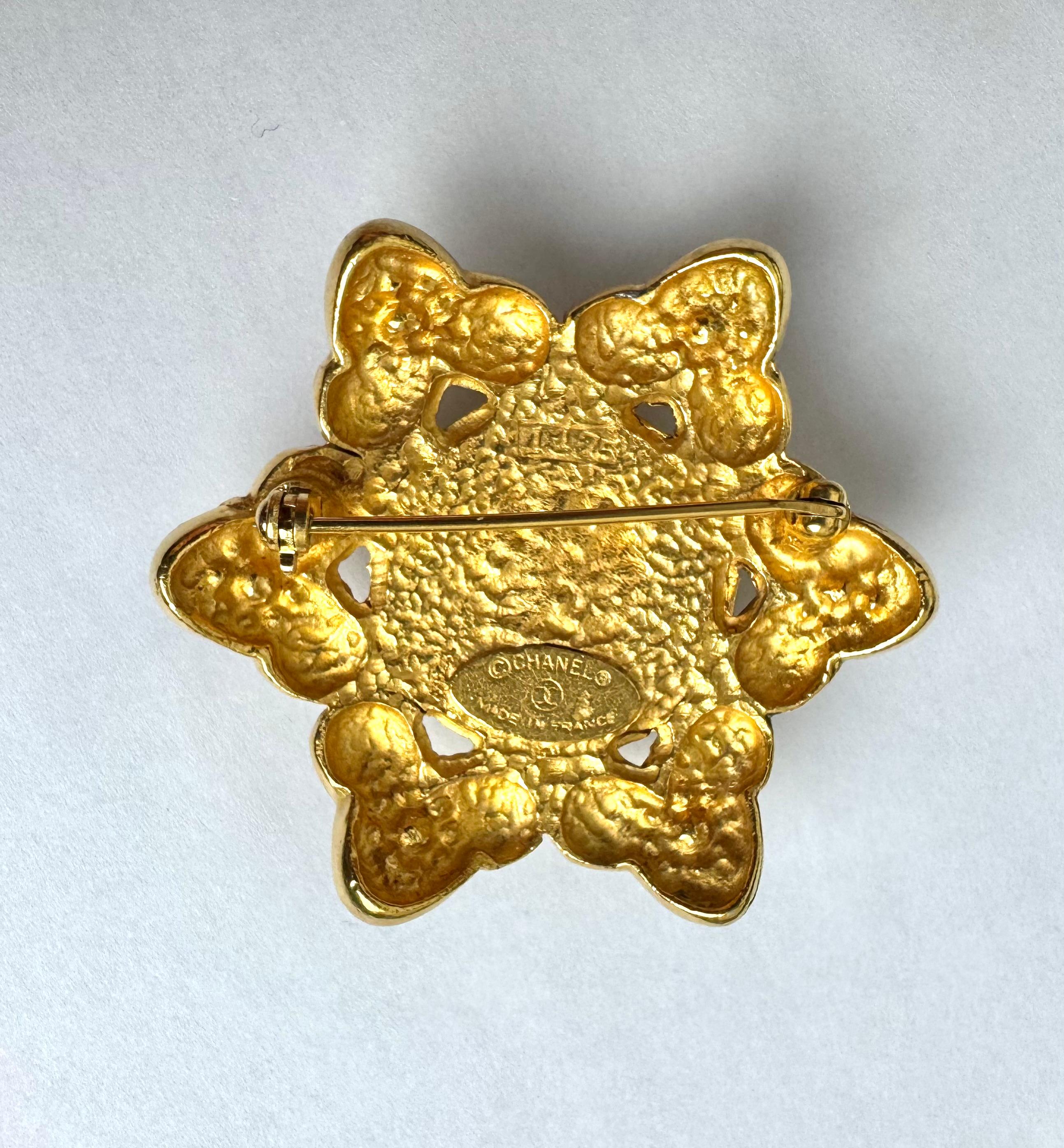 Chanel late 1980s Baroque Faux Pearl Brooch. 
Material: Gold tone Metal/ Gold Plated, Faux Pearl. 
Dimensions: H 5 x W 5 cm (approx.) 
Made in France.
Packaging: Genuine Box. 
Condition: very good, a few micro scratches on the pearl. 
Timeless
