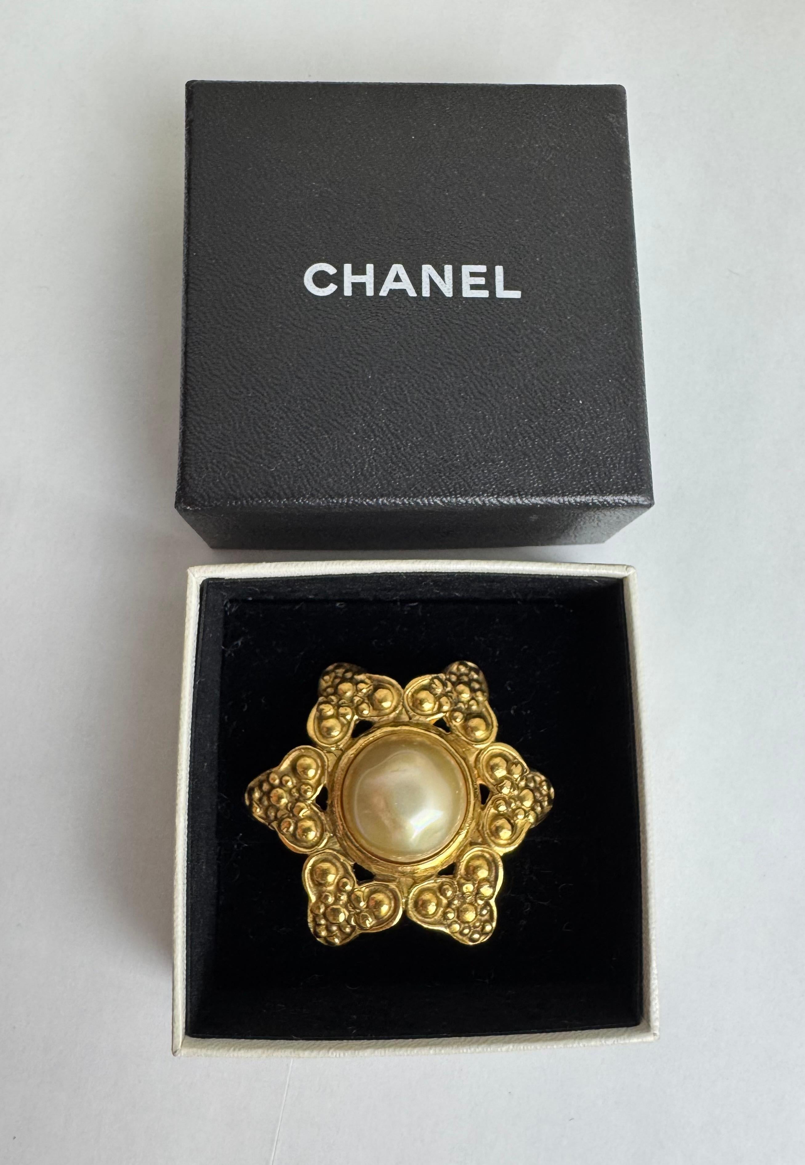 CHANEL Gold Plated Baroque Faux Pearl Brooch In Good Condition For Sale In Praha 4, Hlavní město Praha