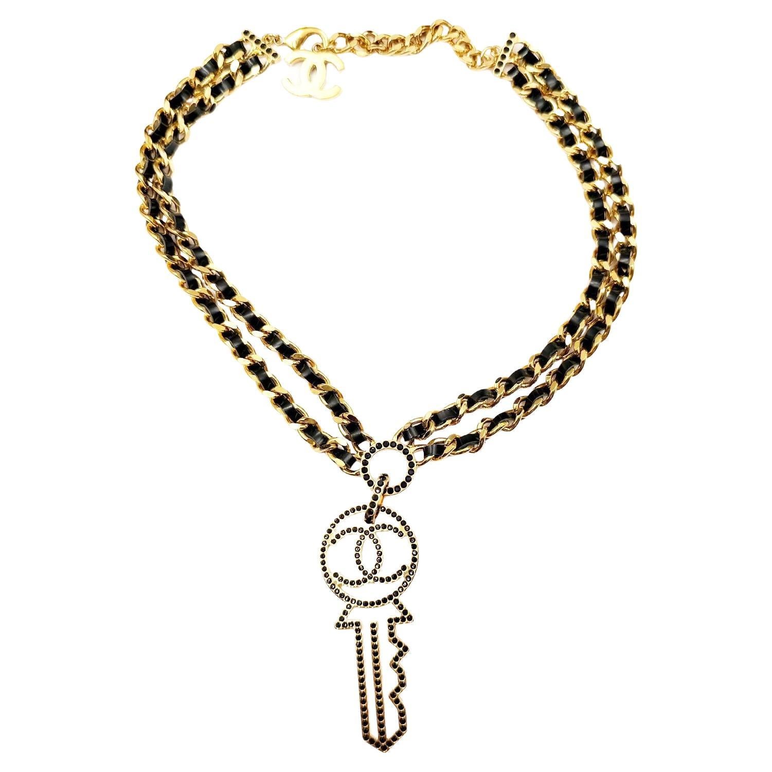 Chanel Collana a doppia catena in pelle placcata oro CC con cristalli neri in vendita