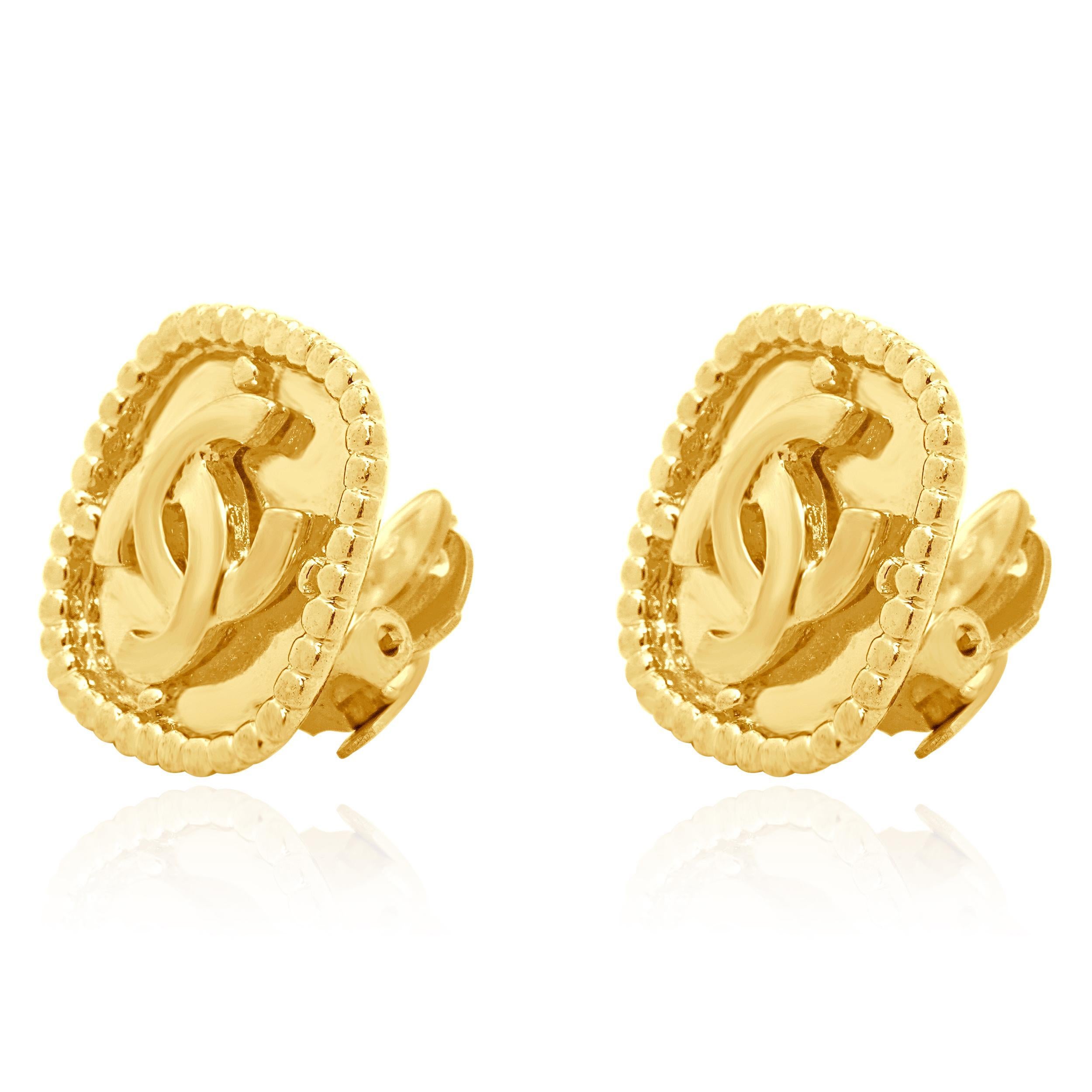 Designer: Chanel
Material: Gold Plated
Dimensions: earrings measure 25mm in diameter
Weight: 20.21 grams