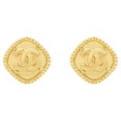 Chanel Pendientes de clip CC bañados en oro