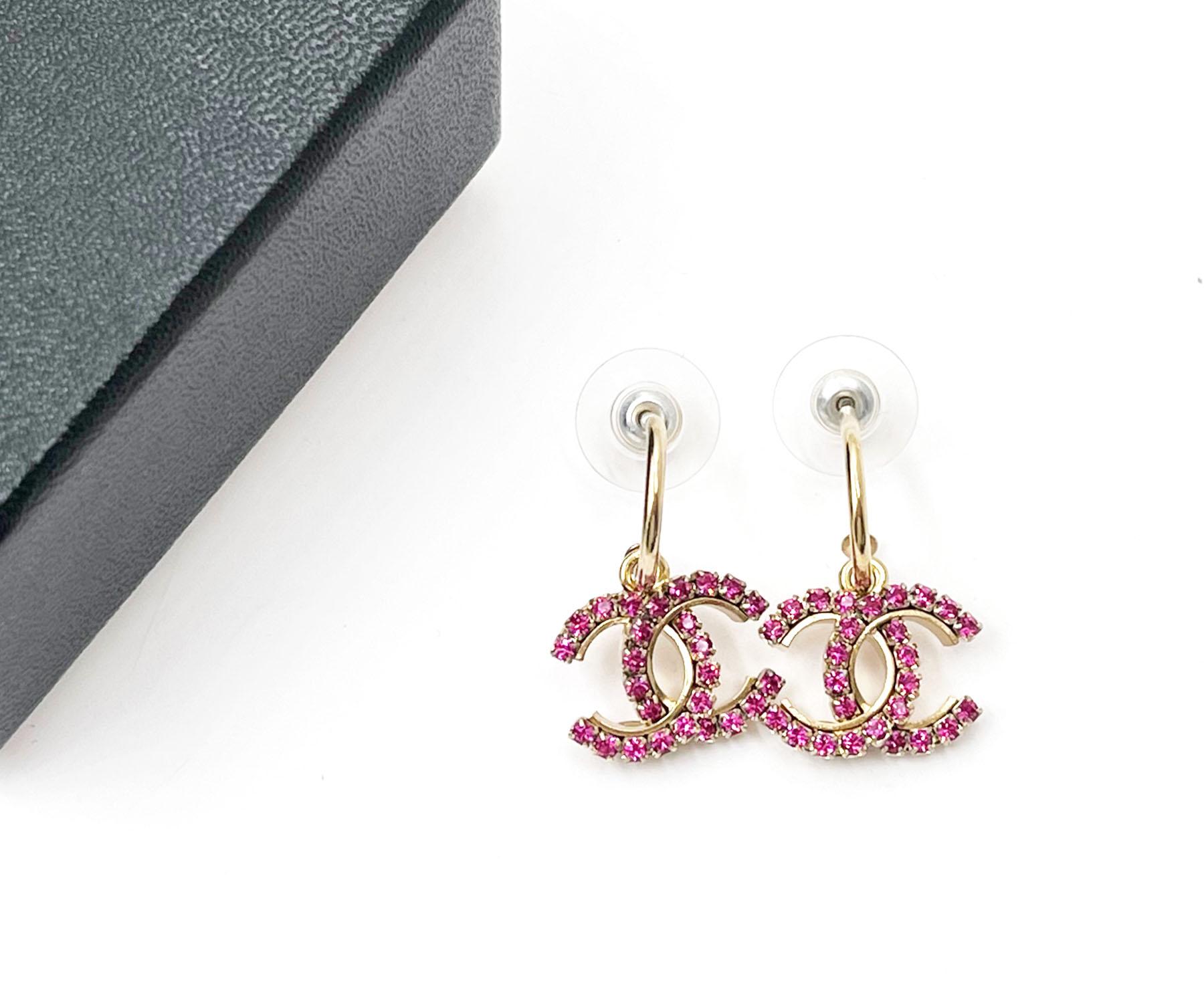 Chanel Gold plattiert CC Fuchsia Crystal Hoop Piercing Ohrringe   (Kunsthandwerker*in) im Angebot