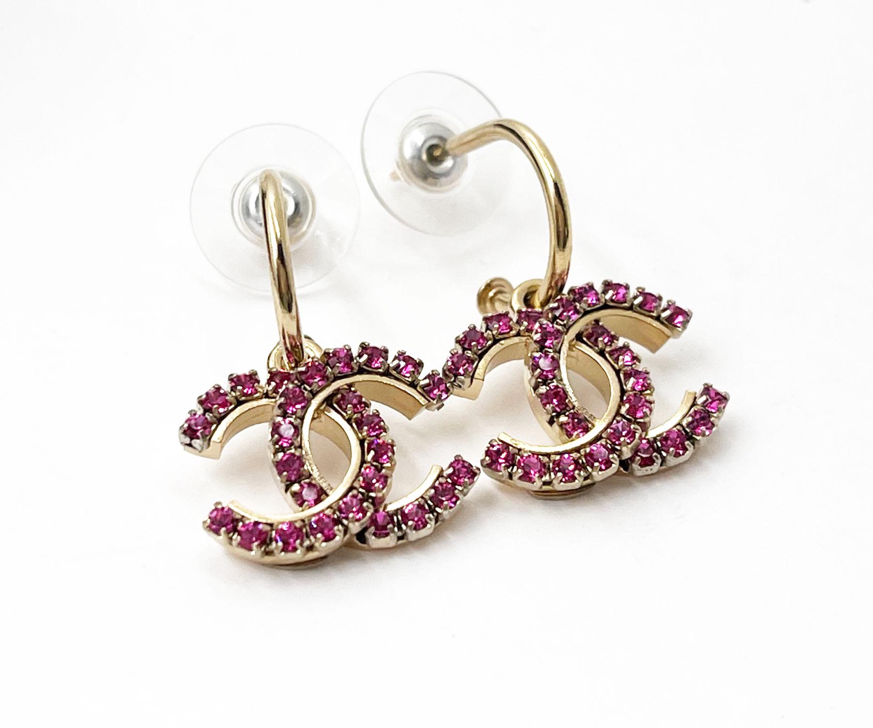 Chanel Gold plattiert CC Fuchsia Crystal Hoop Piercing Ohrringe   Damen im Angebot