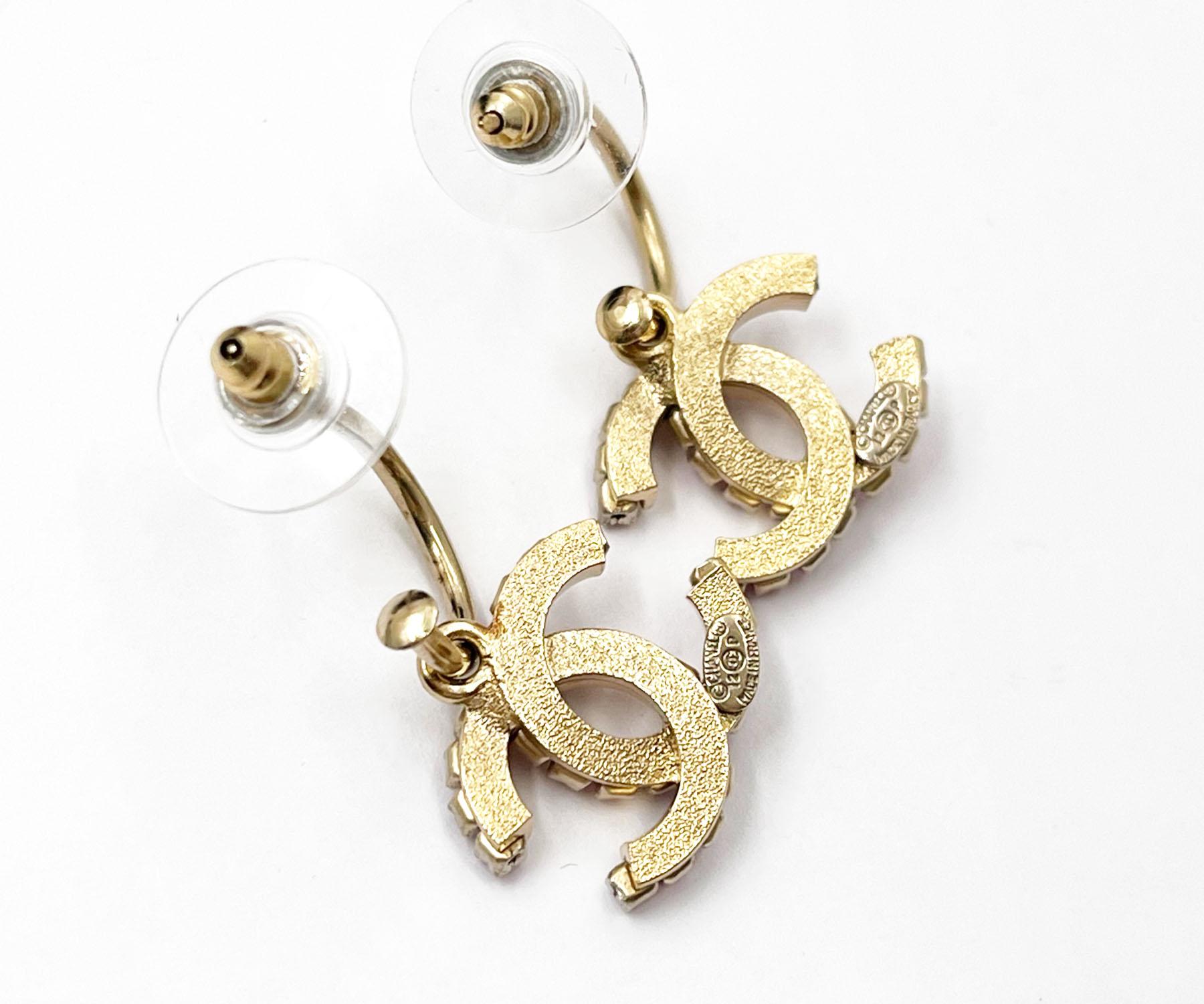 Chanel Gold plattiert CC Fuchsia Crystal Hoop Piercing Ohrringe   im Angebot 1