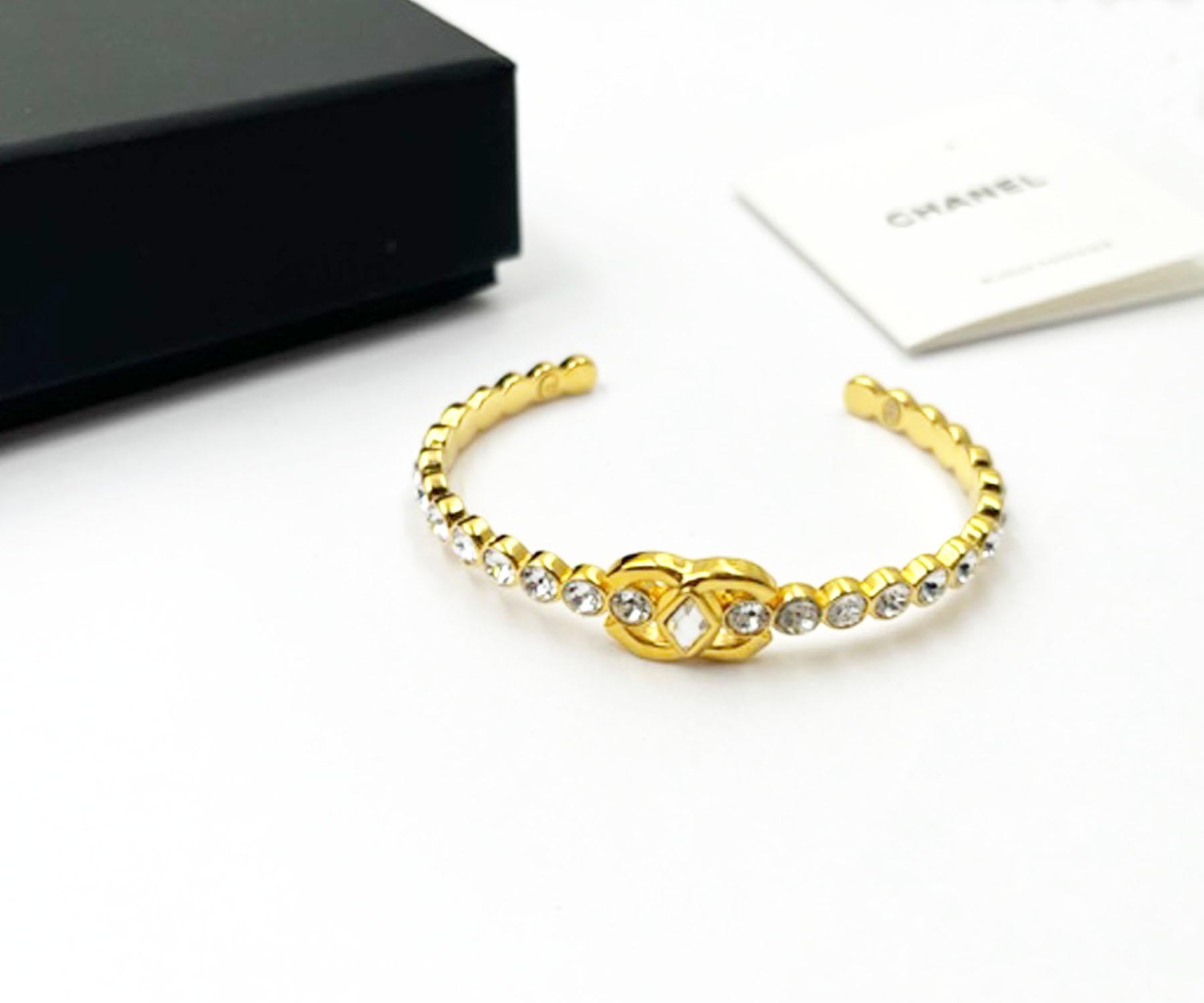 Chanel Vergoldetes CC Marquise-Manschettenarmband aus rundem Kristall, vergoldet   (Kunsthandwerker*in) im Angebot