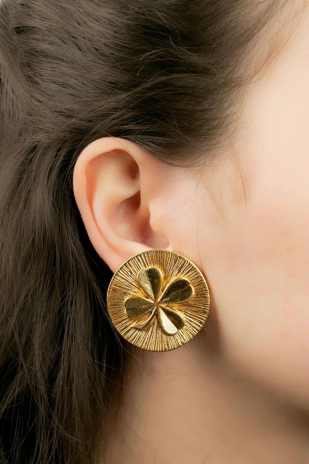 Chanel Gold Plated Clover Earrings In Excellent Condition For Sale In SAINT-OUEN-SUR-SEINE, FR