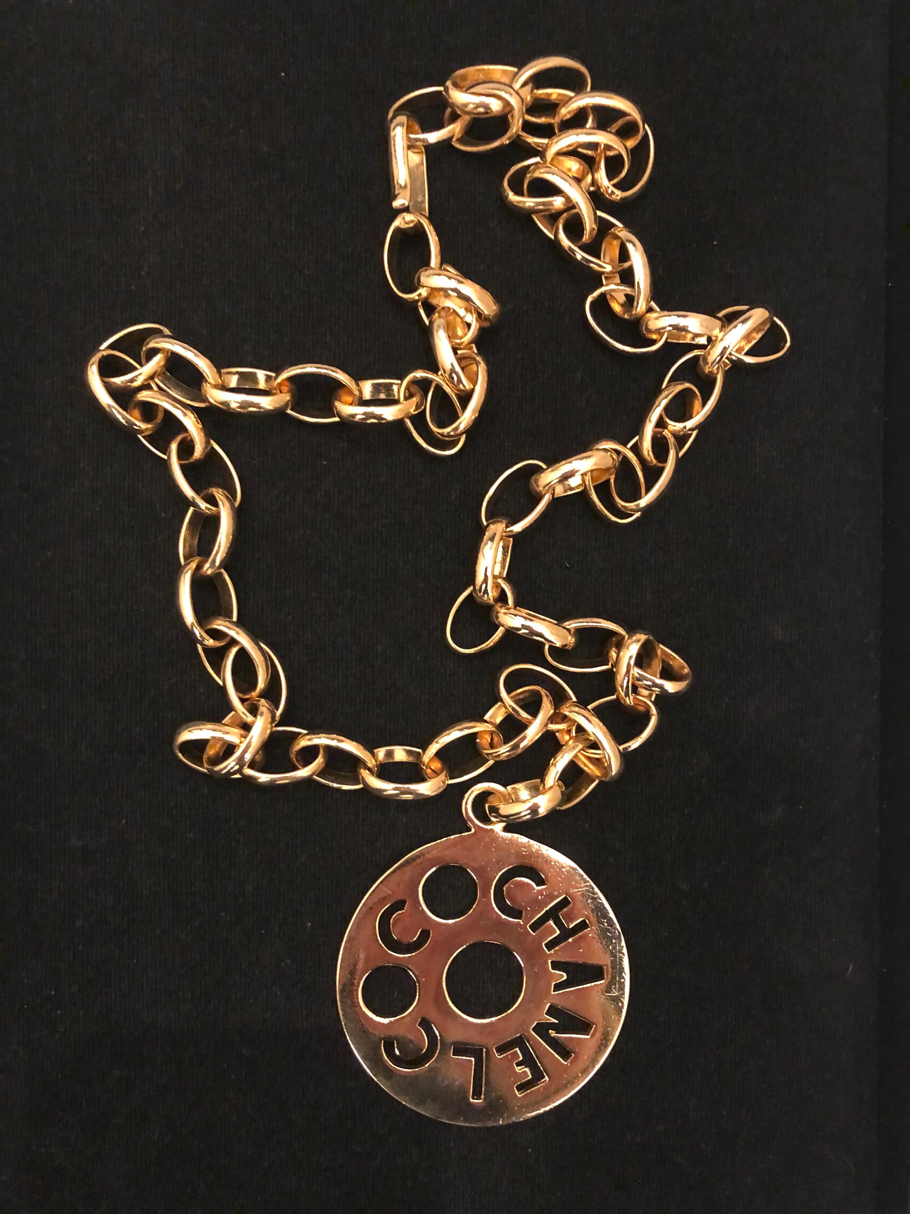 Ce collier Chanel vintage est fait d'une solide chaîne dorée et comporte une grosse breloque en forme de lettre découpée COCO CHANEL. Estampillé CHANEL. Fermeture à crochet réglable. Il peut également être porté comme une ceinture. La longueur est