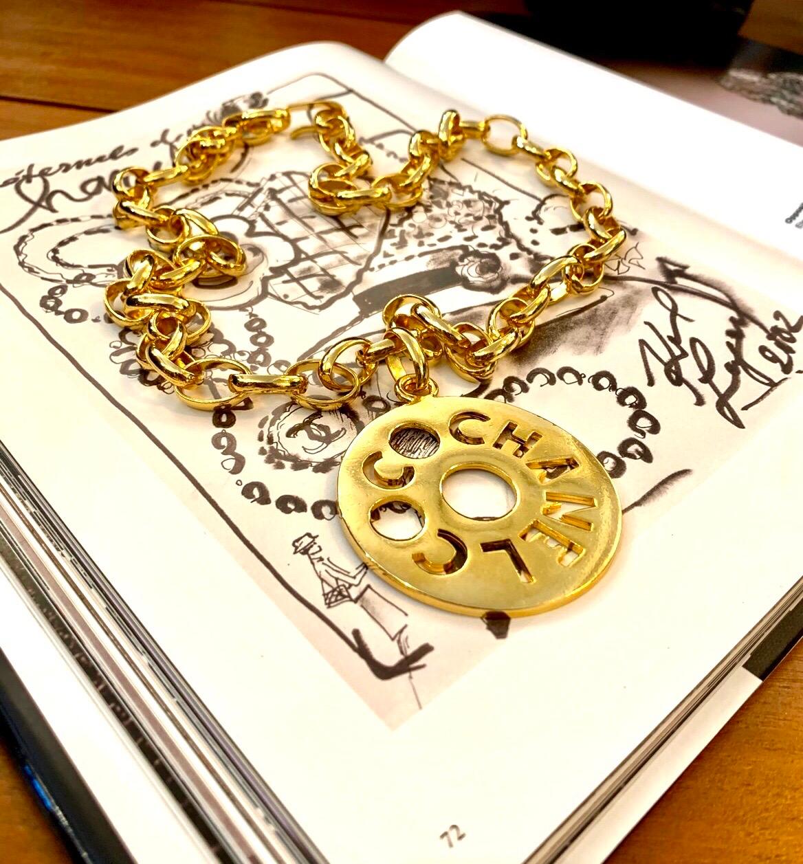 Chaîne collier à breloques Chanel CoCo en métal doré vintage des années 1980 Unisexe en vente