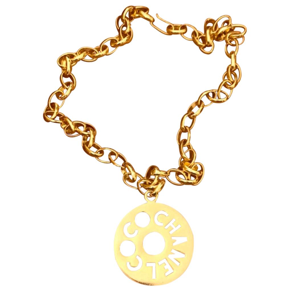 Chaîne collier à breloques Chanel CoCo en métal doré vintage des années 1980 en vente