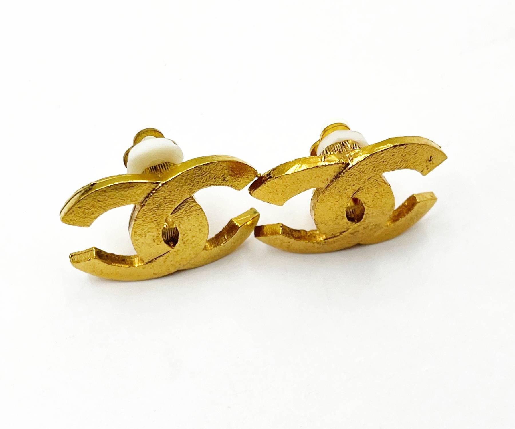 Chanel Gold Plated Gold Matte Texture Clip on Earrings  In Excellent Condition For Sale In Pasadena, CA