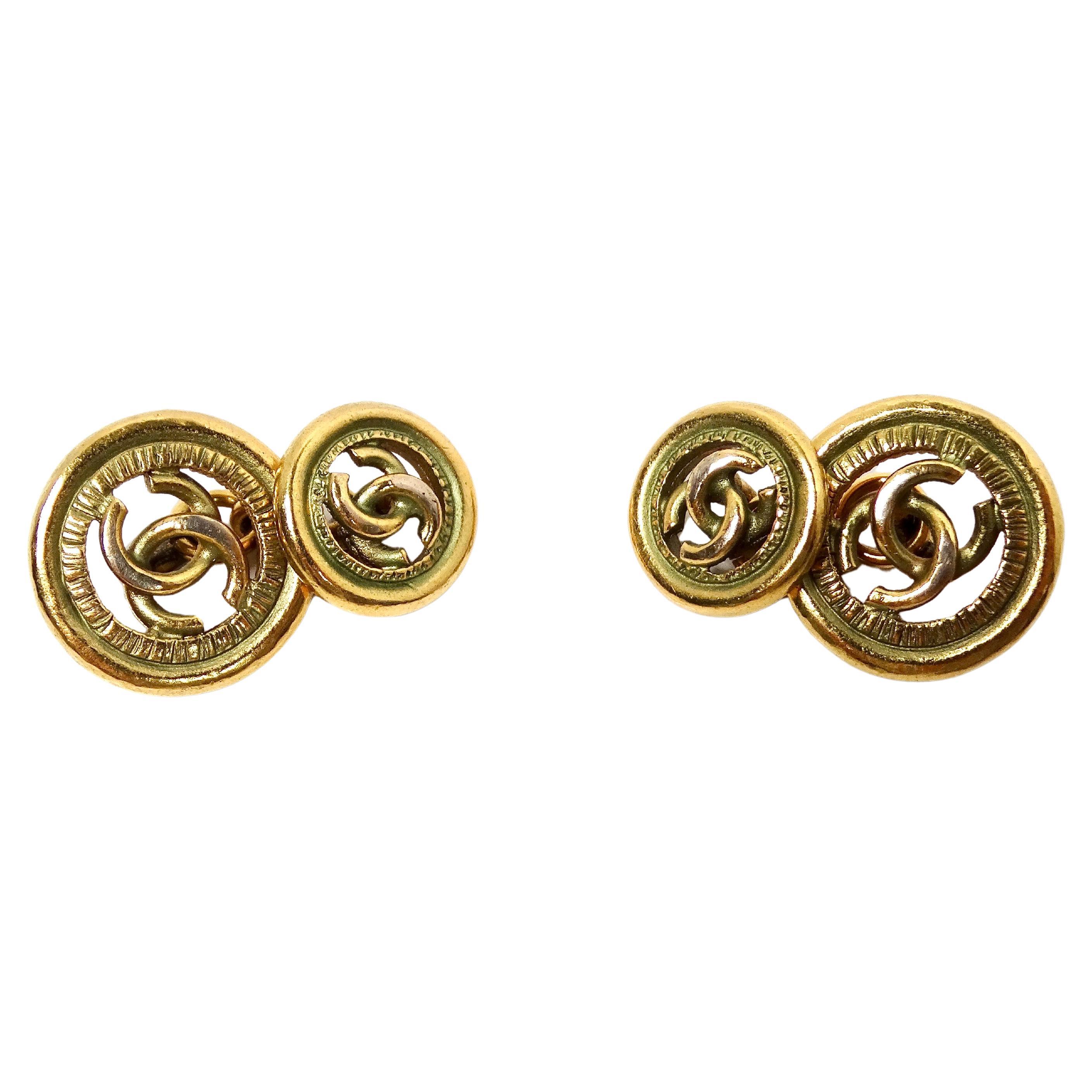 Les boutons de manchette Chanel à logo CC imbriqué en plaqué or, datant des années 1980, sont un emblème intemporel du luxe et d'un style sophistiqué. Réalisés en plaqué or, ces boutons de manchette sont ornés du logo CC emblématique à chaque