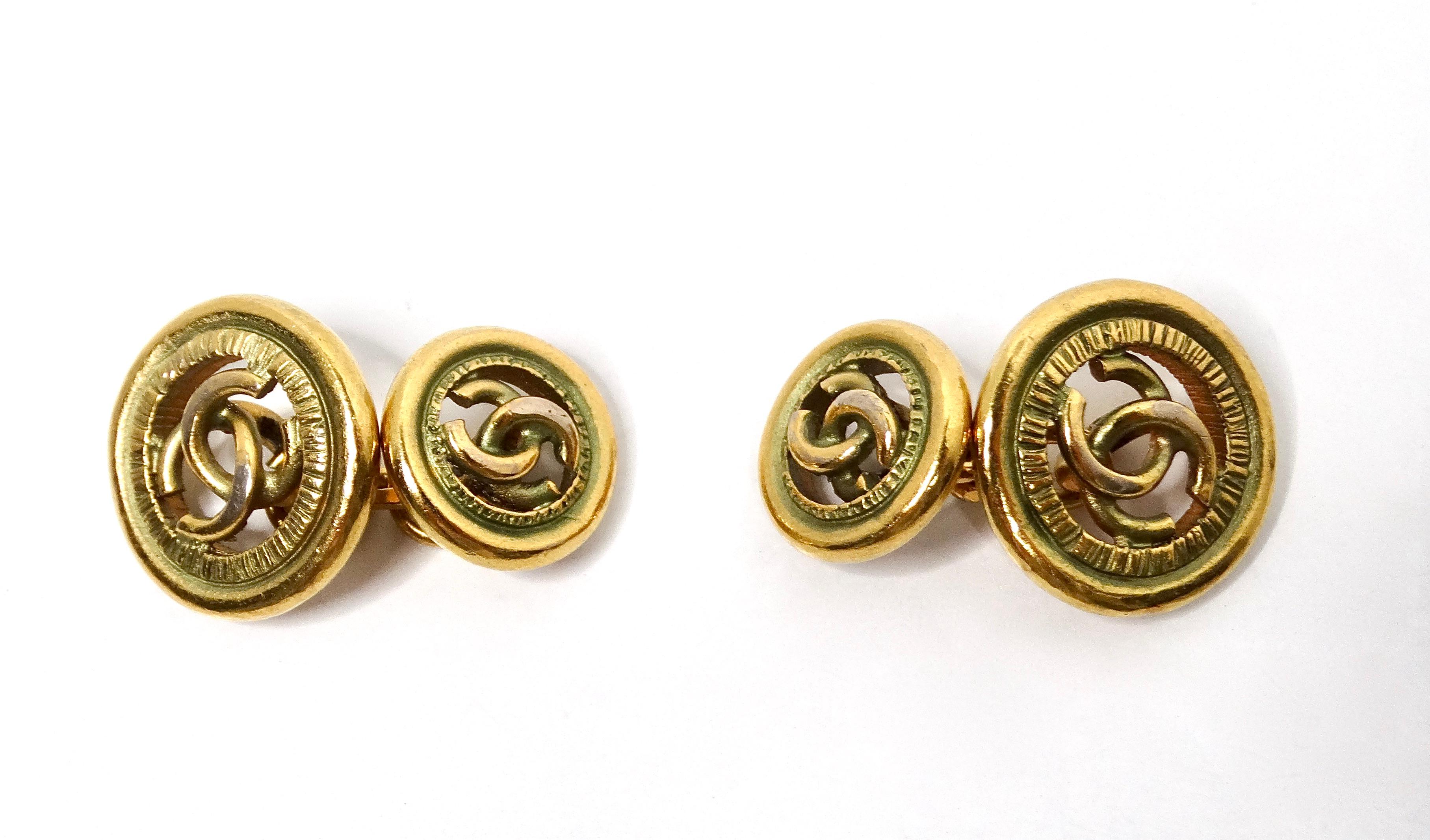 Boutons de manchette Chanel en plaqué or avec logo CC interlocké circa 1980 Bon état - En vente à Scottsdale, AZ