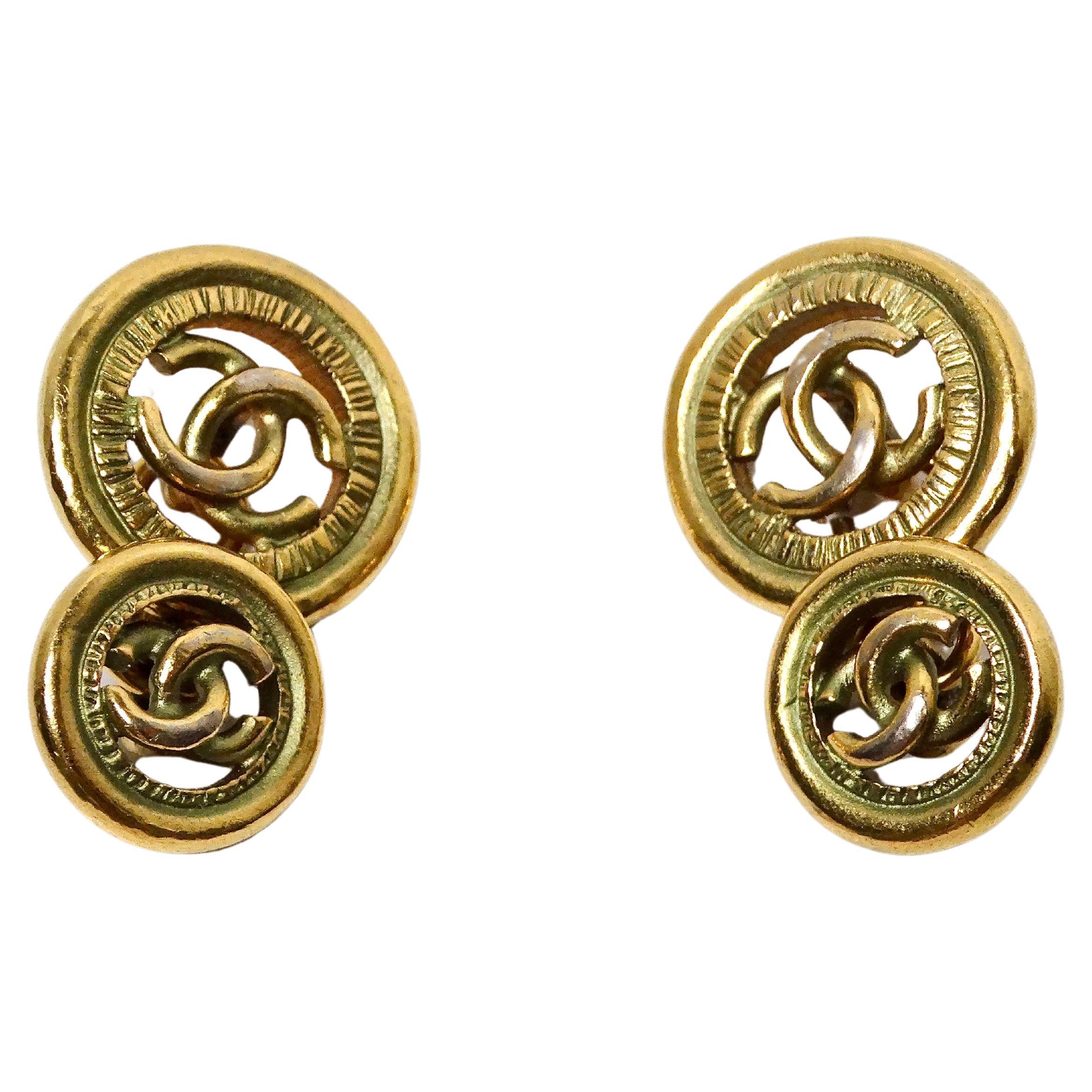 Boutons de manchette Chanel en plaqué or avec logo CC interlocké circa 1980 en vente