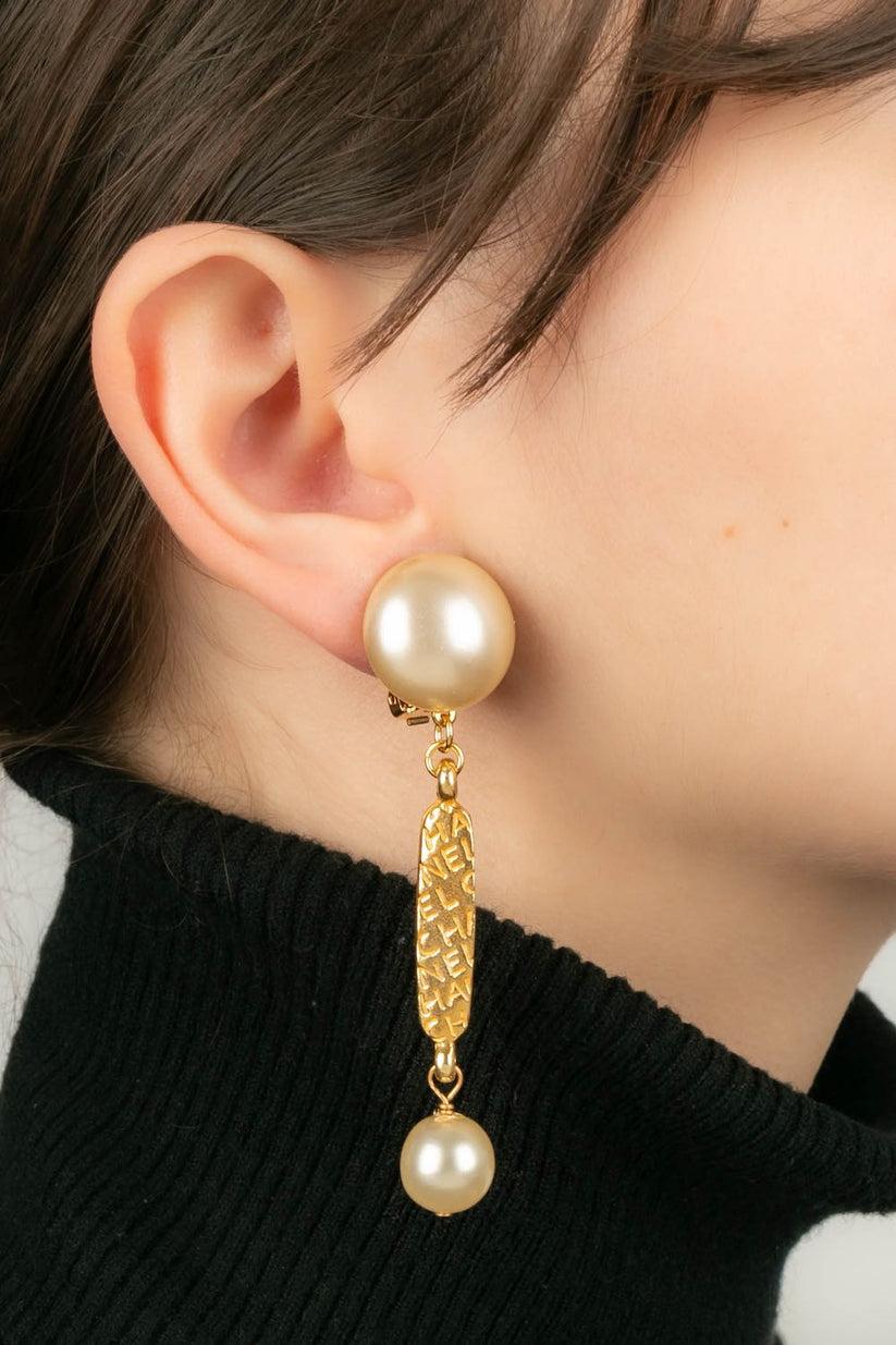 Chanel - (Made in France) Gold-plated metal and pearl clip earrings.

Additional information:
Dimensions: 7.5 L cm
Condition: Very good condition
Seller Ref number: BOB145