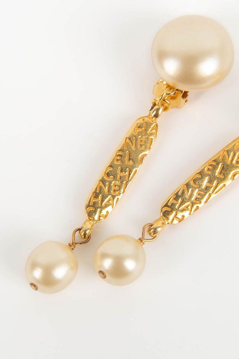 Chanel Gold-Plated Metal and Pearl Clip Earrings In Excellent Condition For Sale In SAINT-OUEN-SUR-SEINE, FR