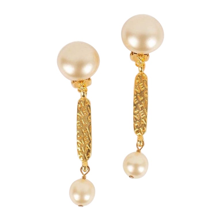 Chanel - Boucles d'oreilles clip en métal doré et perles