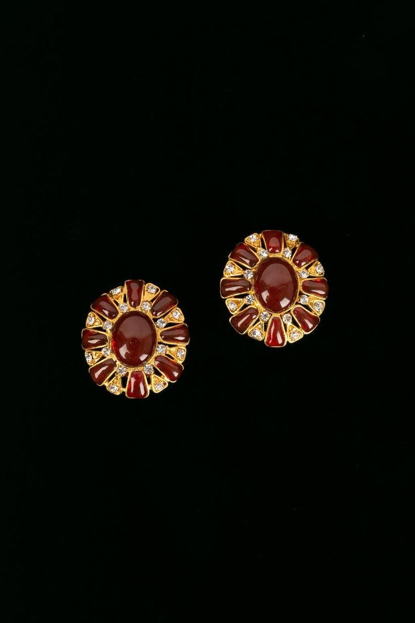 Chanel - (Made in France) Gold plated metal and red glass paste clip earrings, paved with rhinestones.

Additional information:
Dimensions: 3.5 W x 4 H cm
Condition: Very good condition
Seller Ref number: BOB74
