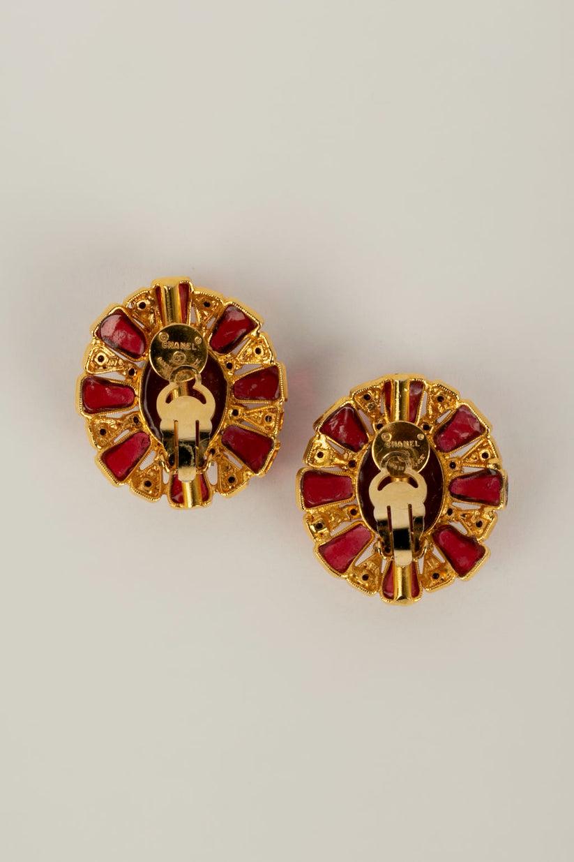 Chanel Gold Plated Metal and Red Glass Paste Clip Earrings In Excellent Condition For Sale In SAINT-OUEN-SUR-SEINE, FR