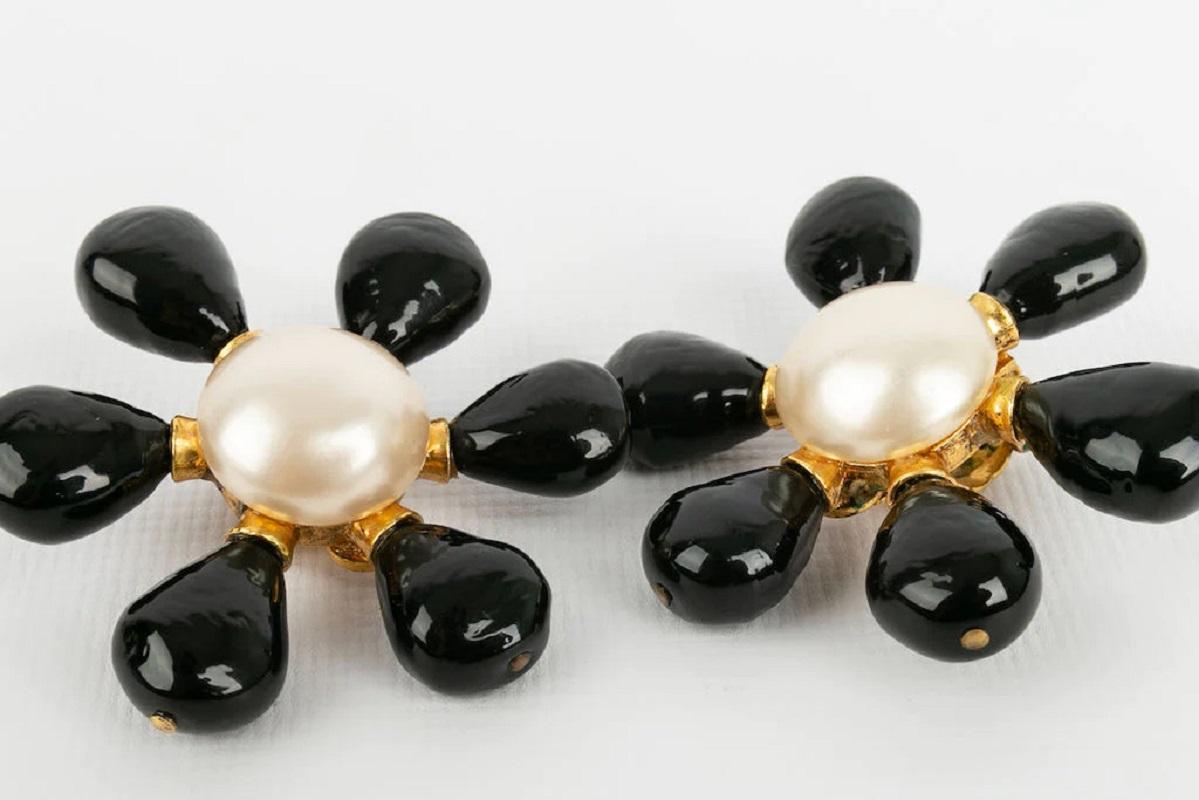 Chanel - (Made in France) Gold-plated metal, black glass paste and pearly cabochon clip earrings.
Collection Automne-Hiver 1992.

Additional information:

Dimensions: 
5.8 W x 5 H cm

Condition: 
Very good condition
Seller Ref number: BOB42