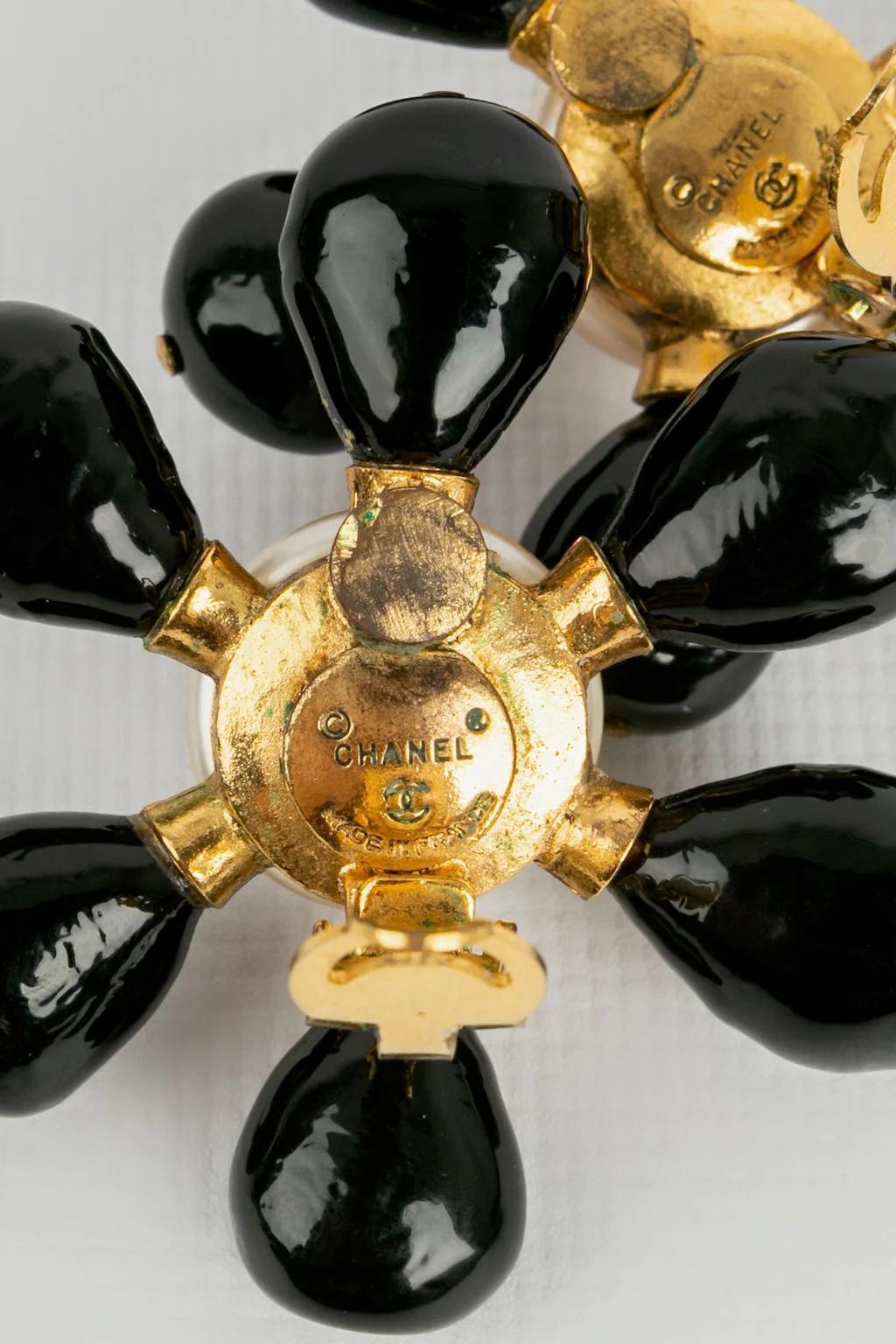 Chanel Ohrclips aus vergoldetem Metall, schwarzem Glaspastell und Perlen-Cabochon im Angebot 1