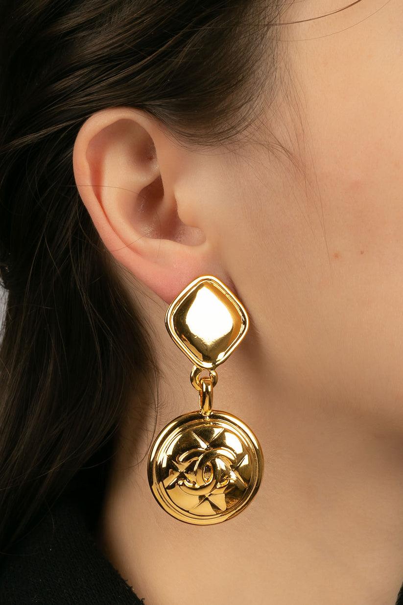 Chanel - (Made in France) Vergoldete Metall-Clip-Ohrringe.

Zusätzliche Informationen:
Abmessungen: 6,5 H cm
Zustand: Sehr guter Zustand
Verkäufer Ref Nummer: BOB175