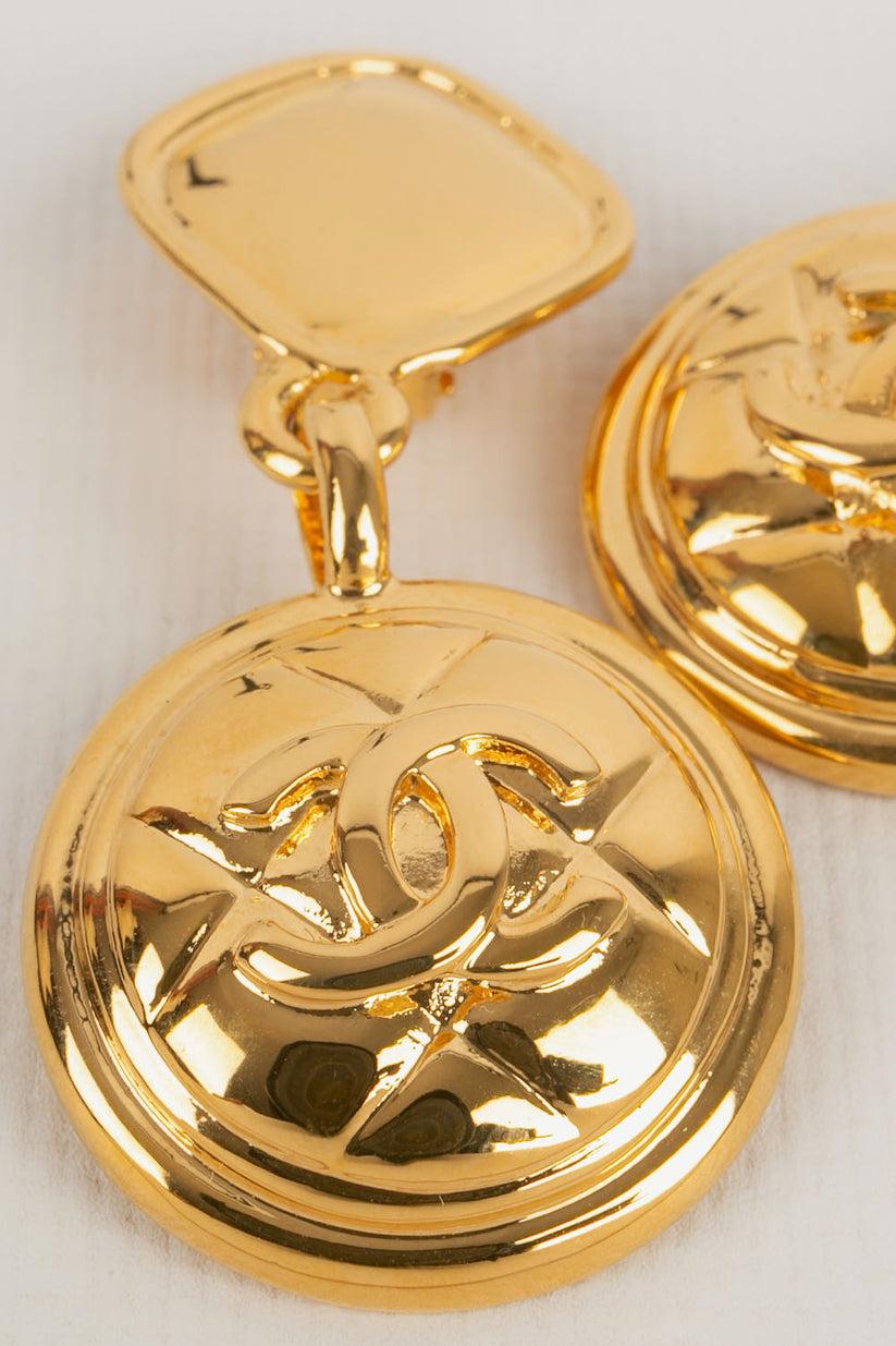 Chanel Vergoldete Metall-Clip-Ohrringe im Zustand „Hervorragend“ im Angebot in SAINT-OUEN-SUR-SEINE, FR