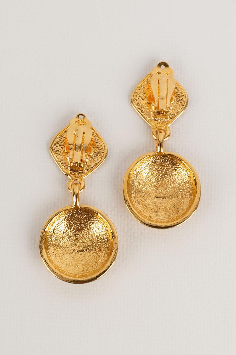 Chanel Vergoldete Metall-Clip-Ohrringe Damen im Angebot