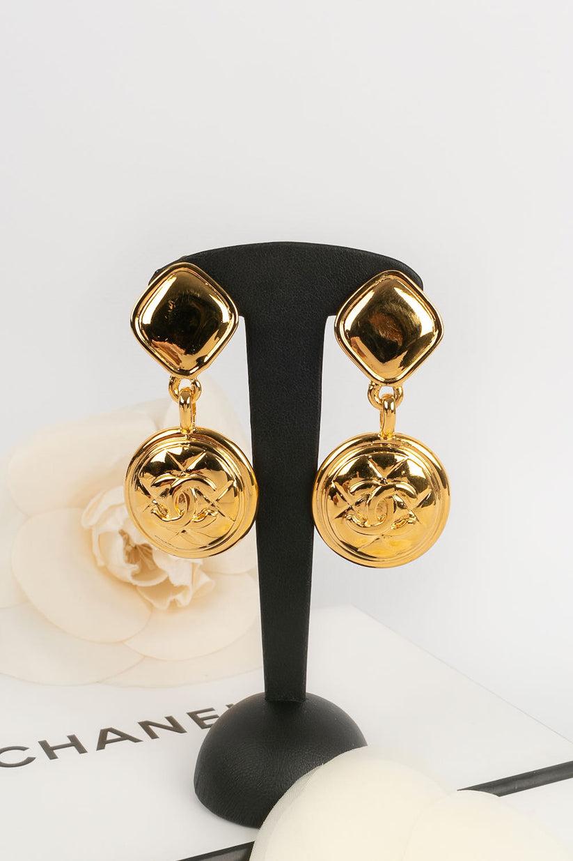 Chanel Gold-Plated Metal Clip Earrings For Sale 3