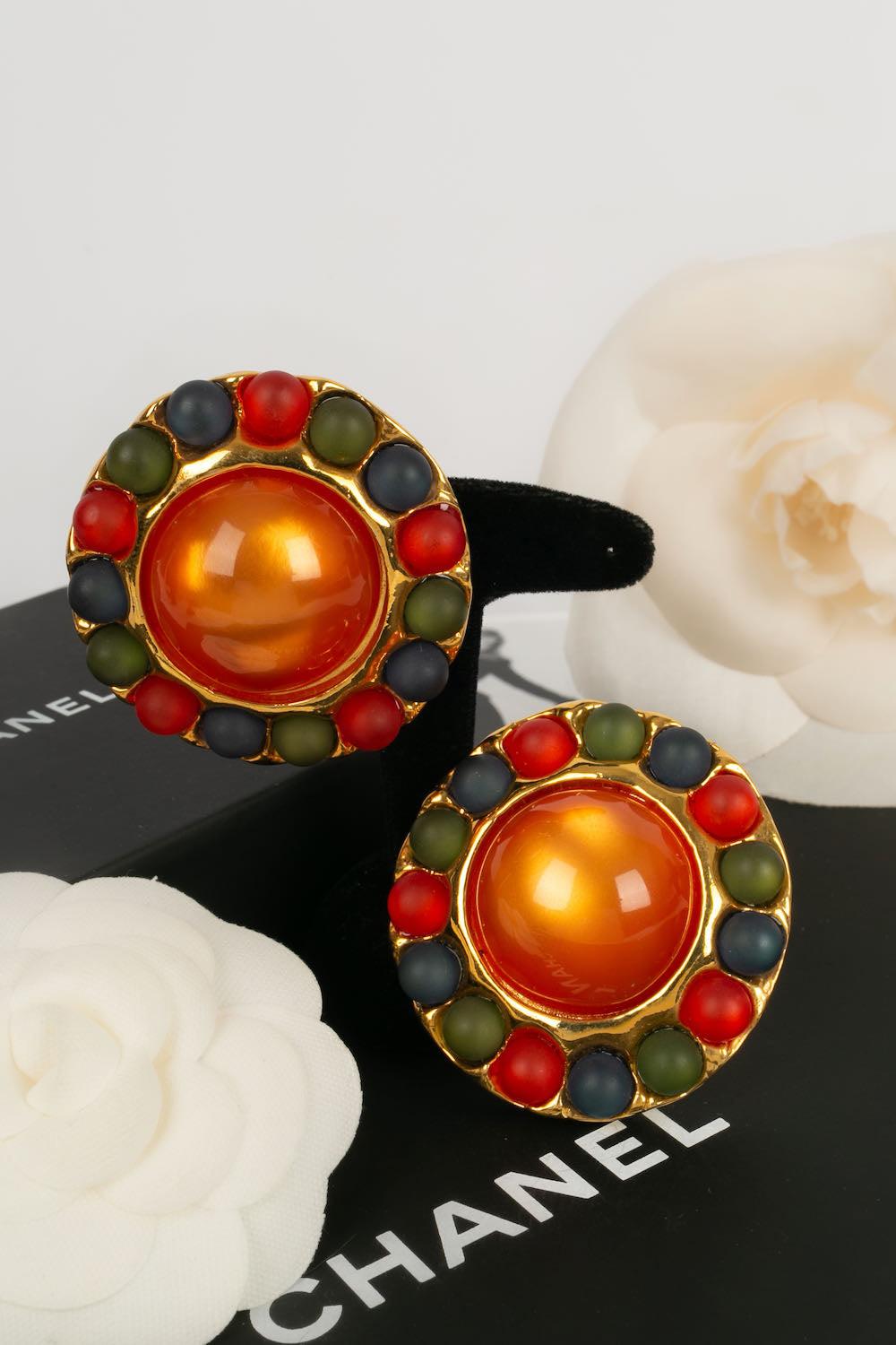 Chanel Vergoldete Metall-Clip-Ohrringe mit Cabochons aus Kunstharz im Angebot 3