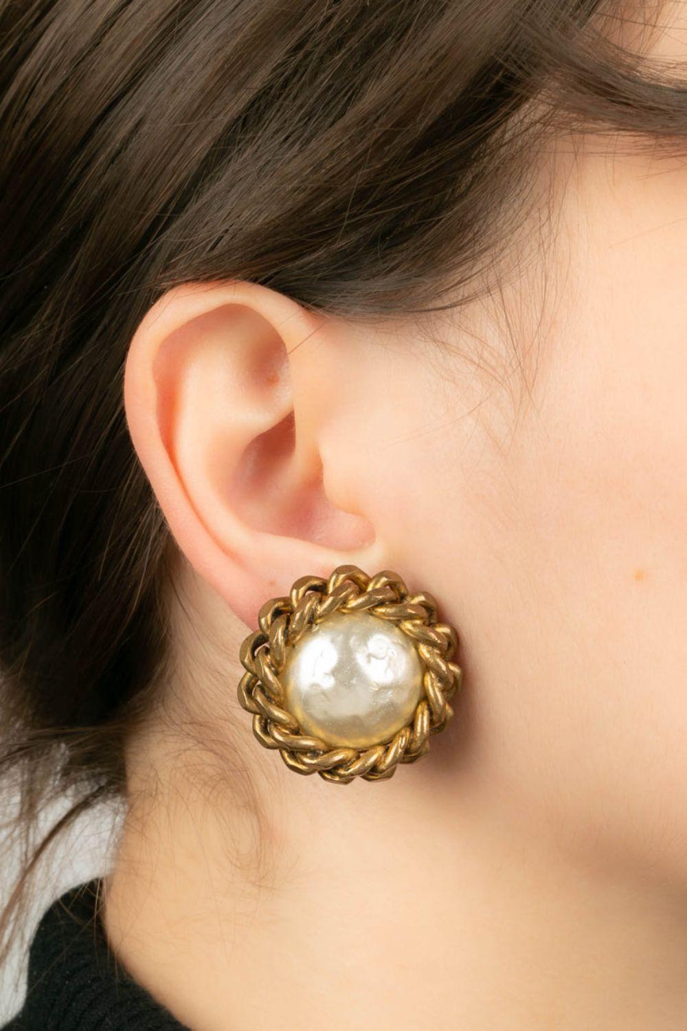 Chanel - Gold-plated metal clip earrings with pearly cabochon.

Additional information:
Dimensions: Ø 3 cm
Condition: Very good condition
Seller Ref number: BOB229