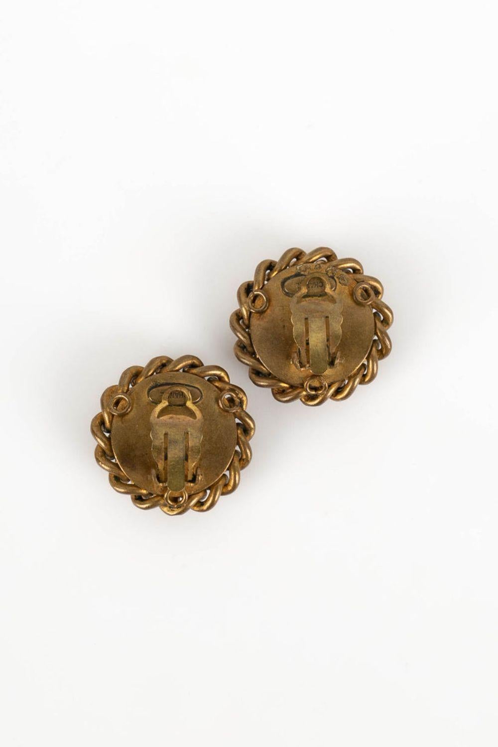 Chanel Gold-Plated Metal Clip Earrings with Pearly Cabochon In Good Condition For Sale In SAINT-OUEN-SUR-SEINE, FR
