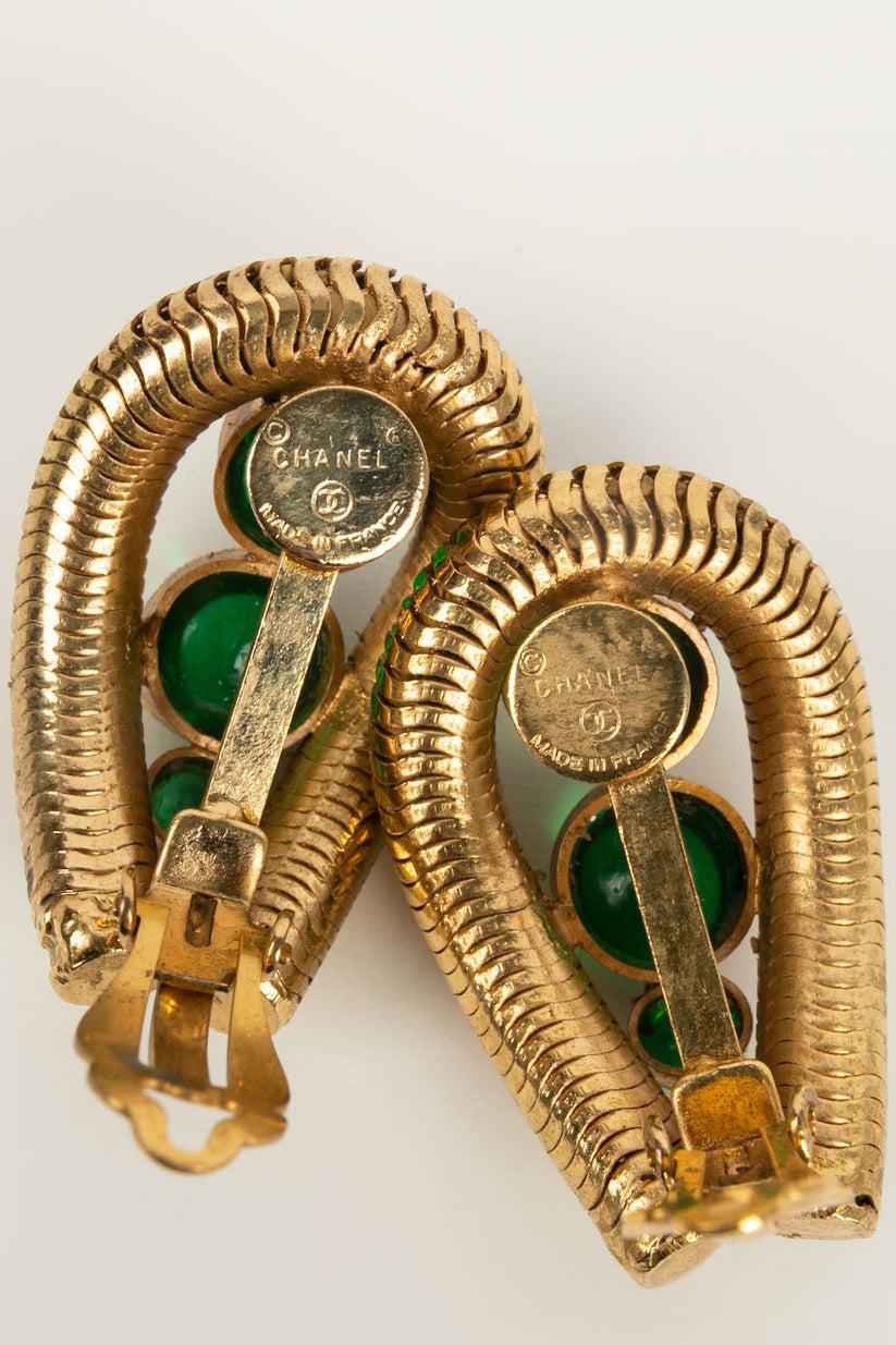 Chanel Vergoldete Metall-Ohrringe mit Glaspaste Cabochons im Angebot 2