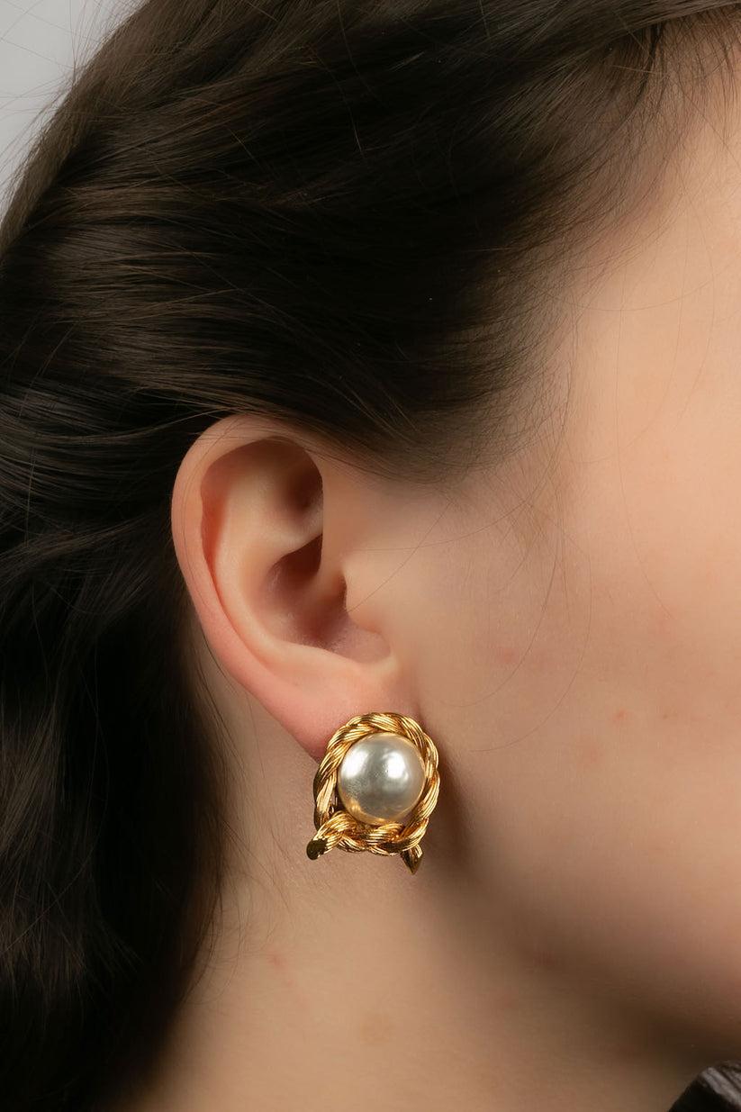Chanel - (Made in France) Vergoldete Metall-Clip-Ohrringe mit einem Perlen-Cabochon in der Mitte.

Zusätzliche Informationen:
Abmessungen: 2,2 B x 2,2 H cm
Zustand: Sehr guter Zustand
Verkäufer Ref Nummer: BOB91