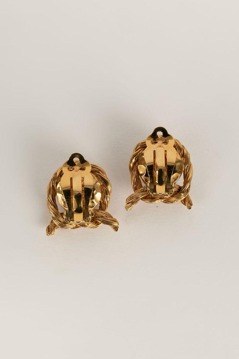 Chanel Vergoldete Metall- und Perlen-Clip-Ohrringe  im Zustand „Hervorragend“ im Angebot in SAINT-OUEN-SUR-SEINE, FR