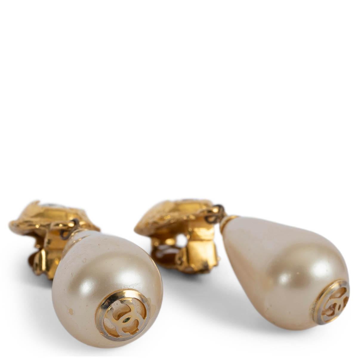 100% authentische Chanel Vintage Tropfen faux Perle Clip-on Ohrringe mit einem klobigen Kristall und goldfarbenen Metall verziert. Wurden getragen und zeigen einige Verschleiß an der faux Perlen. Insgesamt in sehr gutem Zustand. Kommt mit Box und