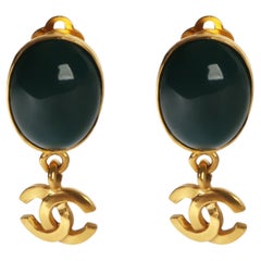 Pendientes vintage de Chanel de 1995, chapados en oro, con el motivo CC de Gripoix