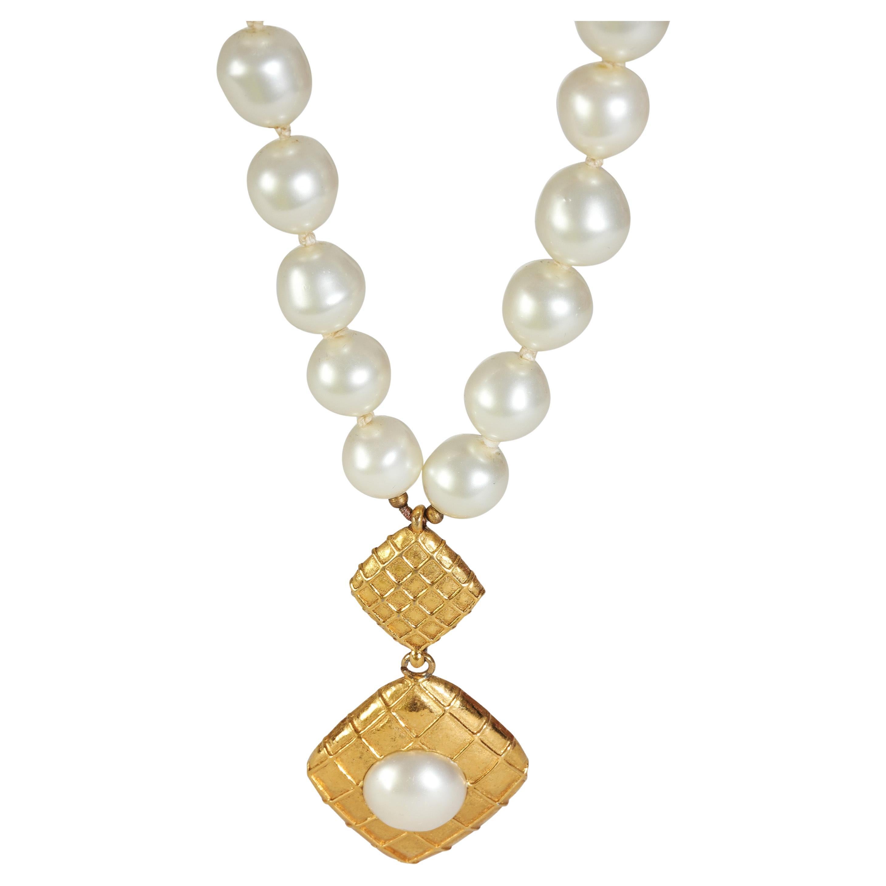 Chanel placcato oro  Collana di perle finte vintage