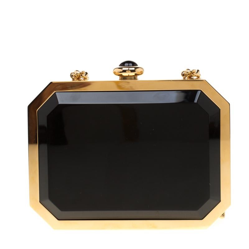 Creations so breathtaking and creative are hard to find! This awe-inspiring Minaudiere clutch from Chanel is just what you need to grab all the attention at those soirees and parties. Made from plexiglass and trimmed gorgeously with gold-tone metal,