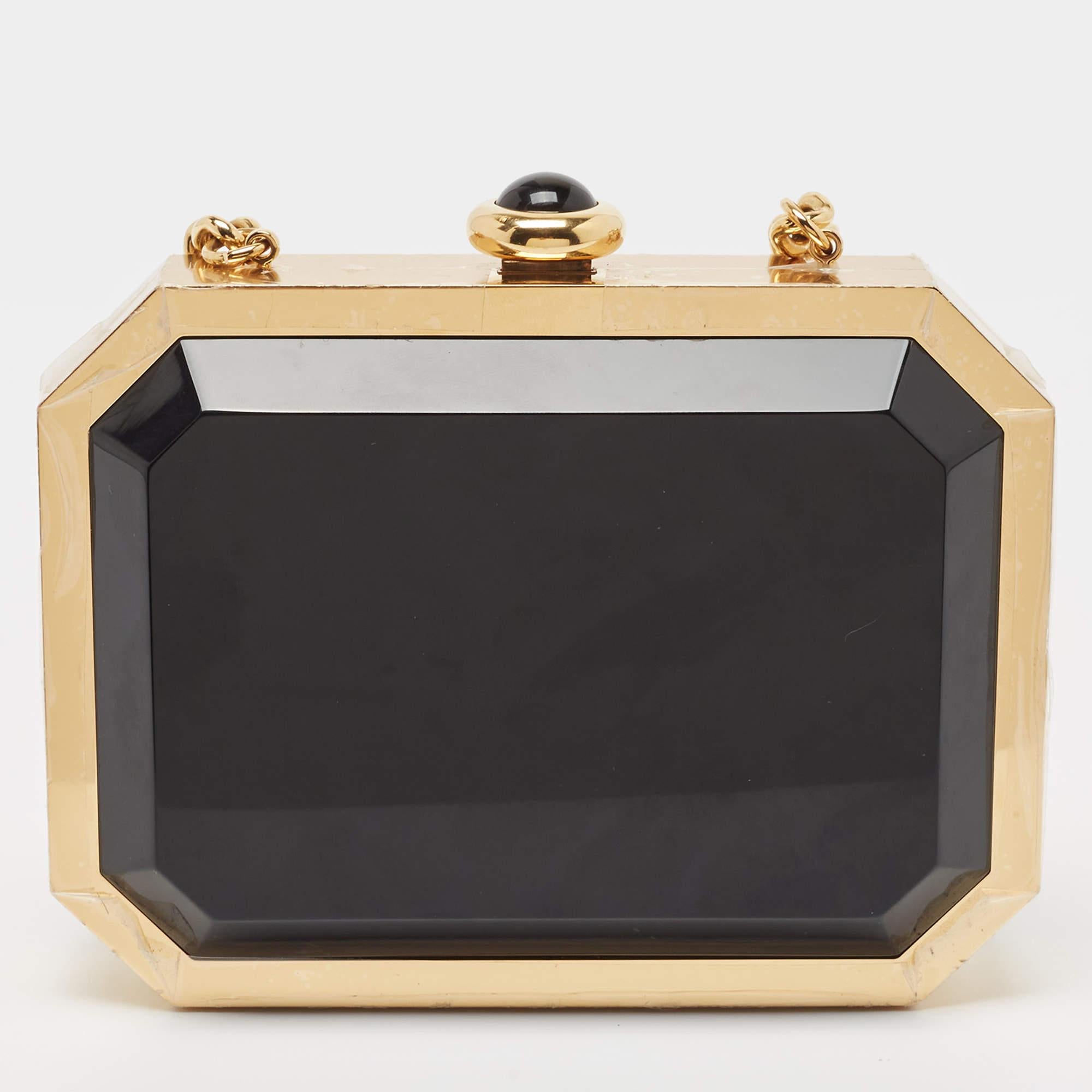 Every creation of Chanel maintains the legacy of the brand with its brilliant craftsmanship and artistic designs. From the brand's range of the most exclusive clutch designs comes this Premiere minaudiere clutch made of plexiglass and gold-tone