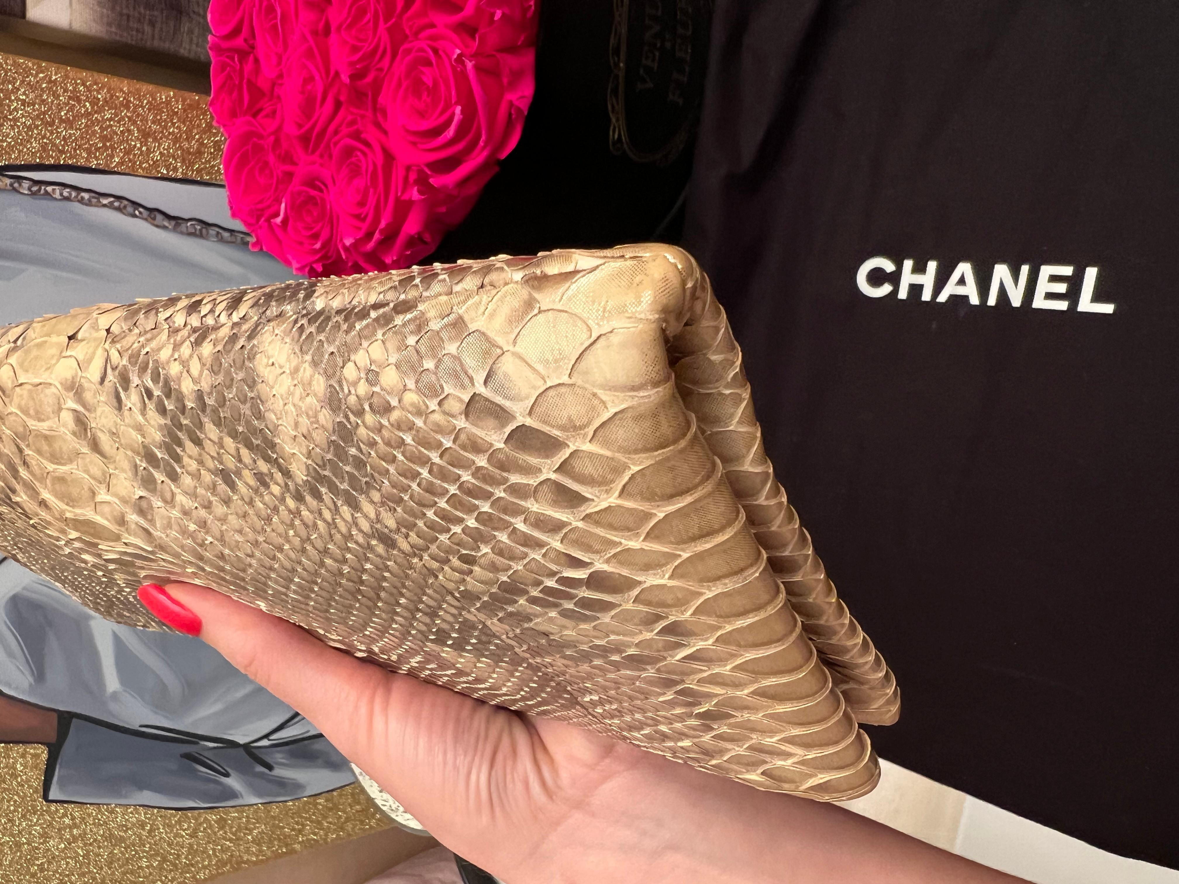 Chanel pochette Camelia en python doré et cristal en vente 4