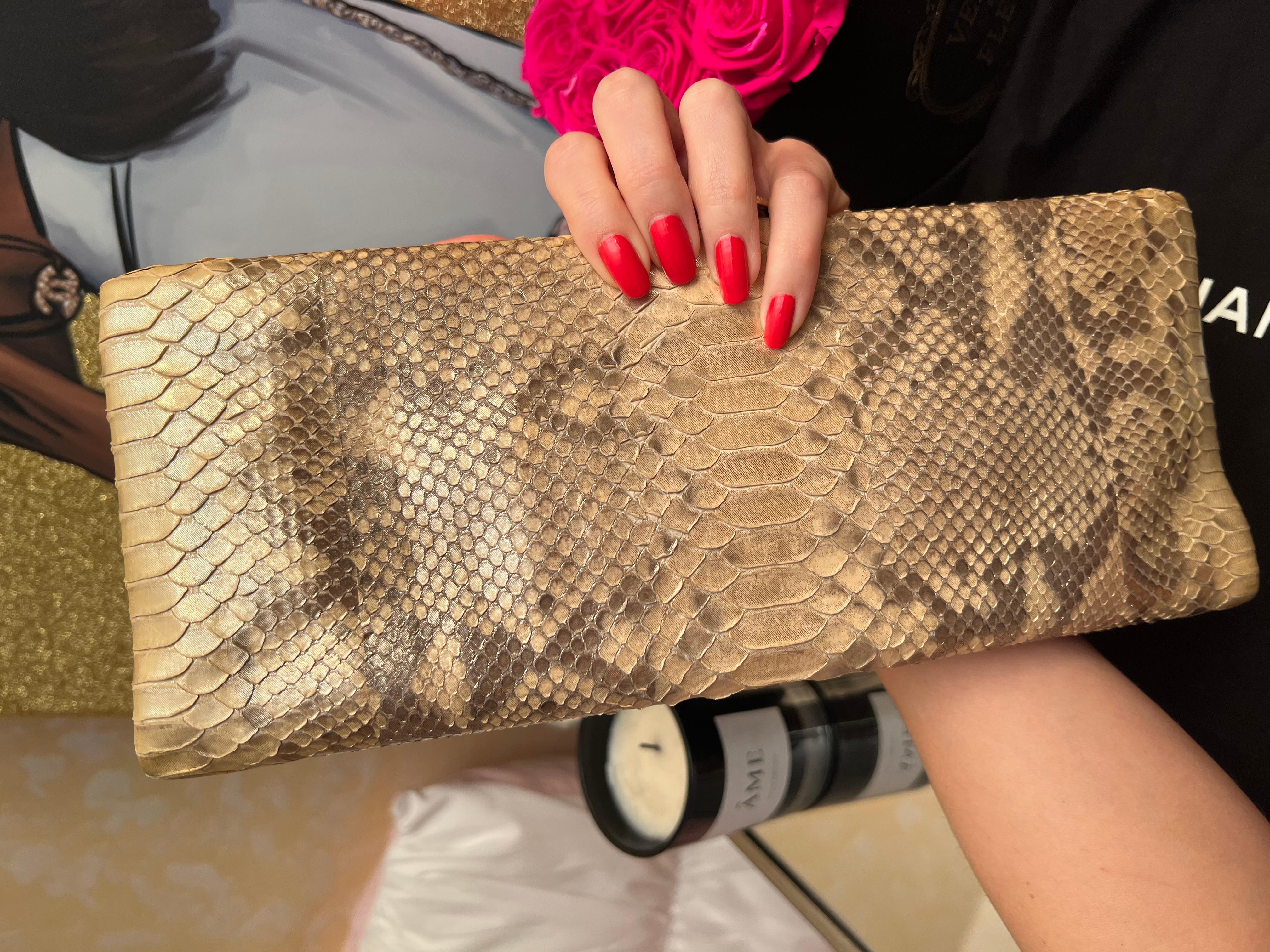 Chanel pochette Camelia en python doré et cristal en vente 6