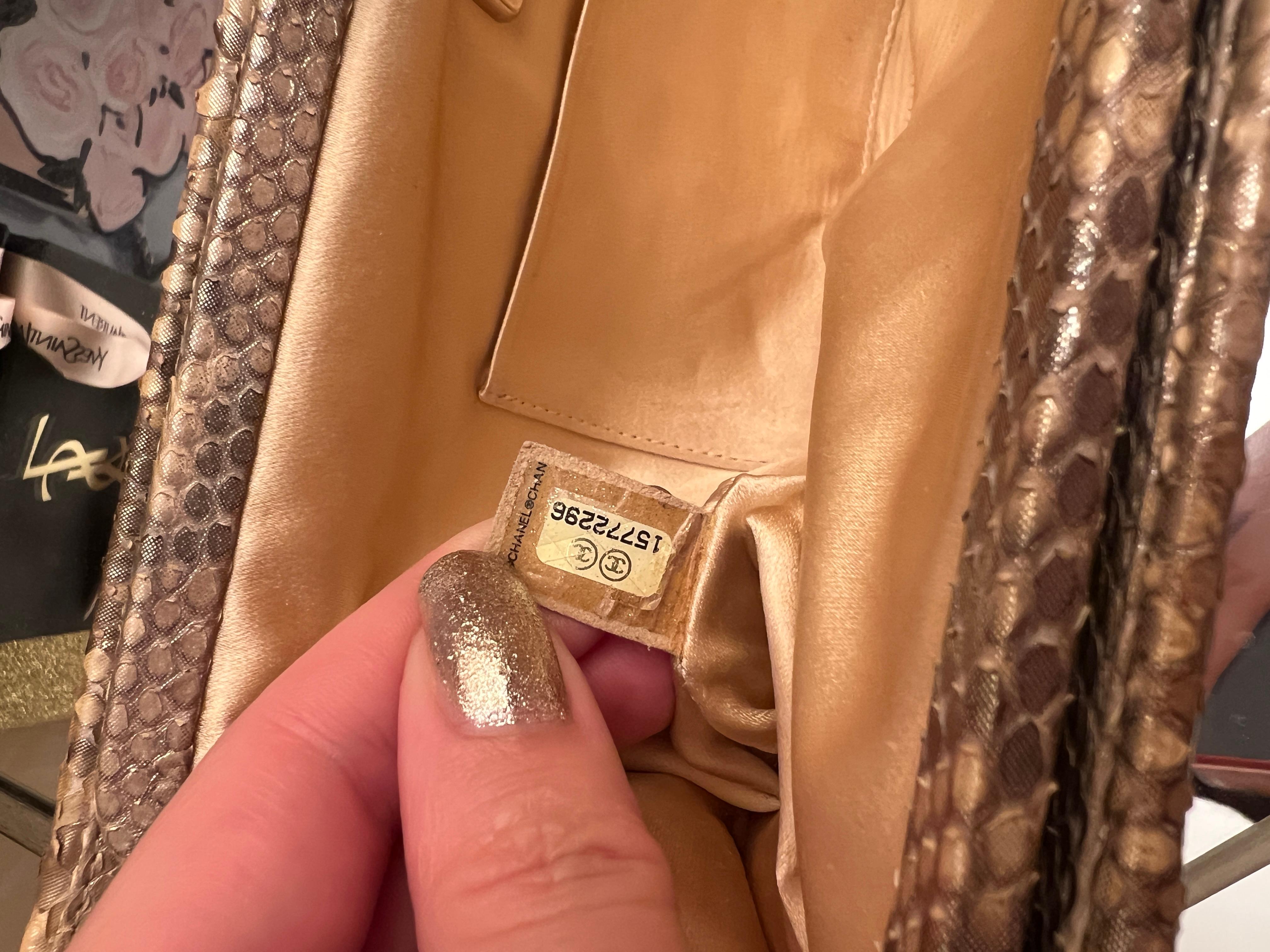 Chanel pochette Camelia en python doré et cristal en vente 7
