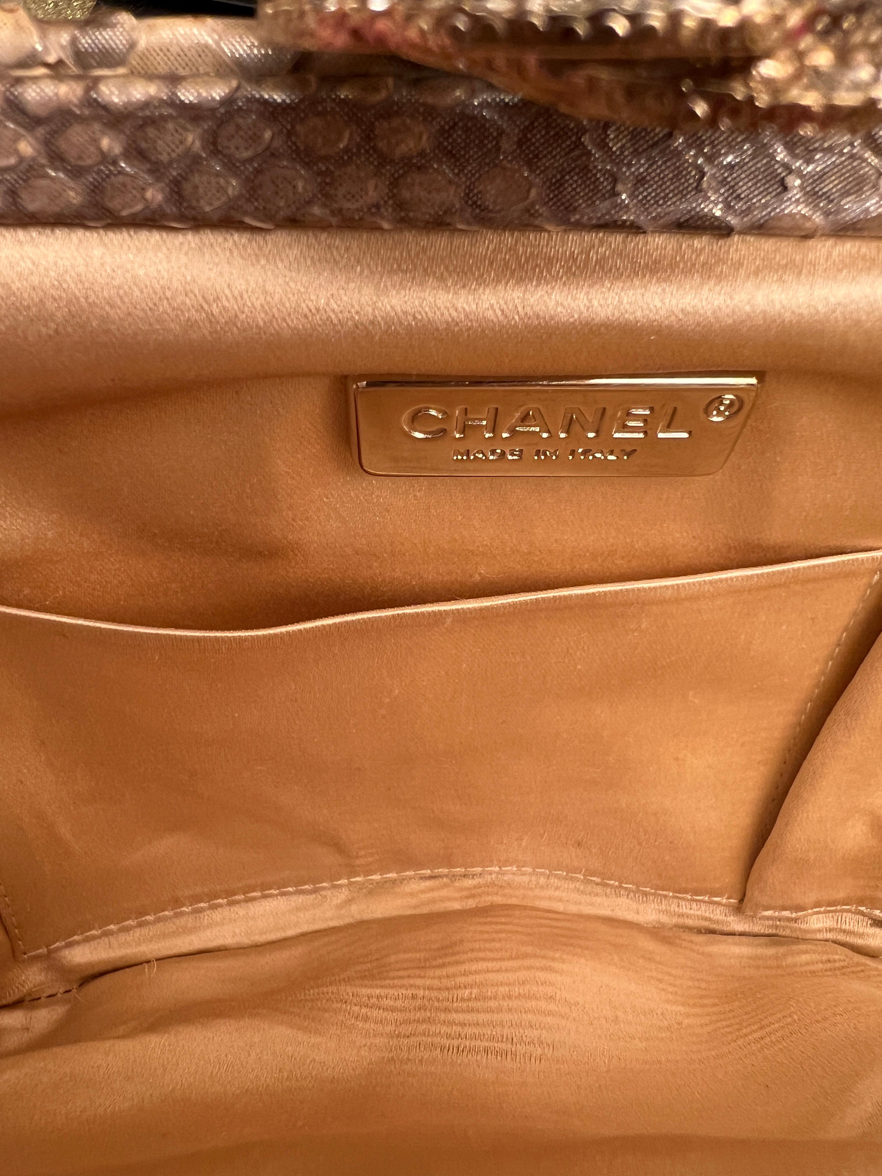 Chanel pochette Camelia en python doré et cristal en vente 8