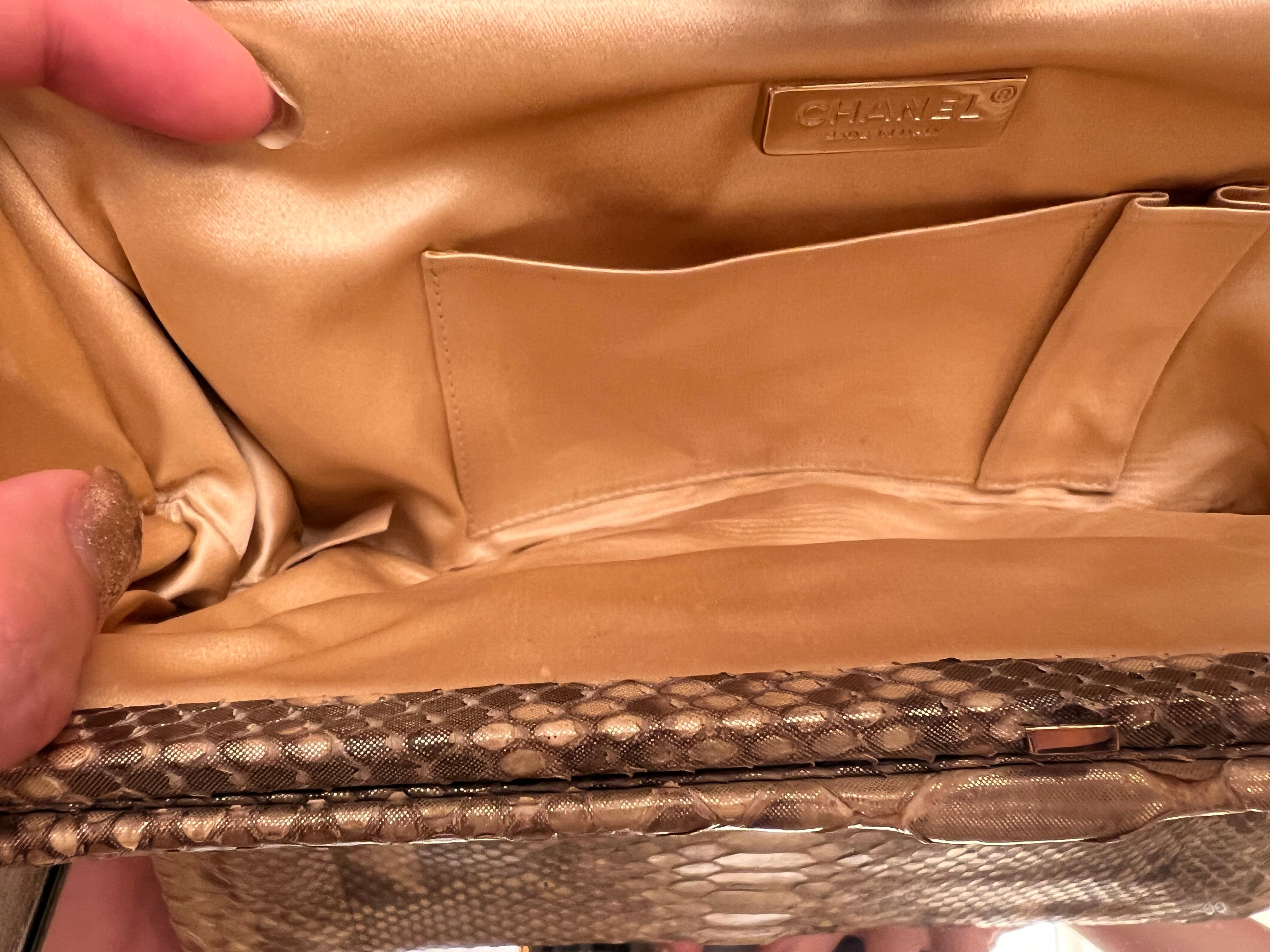 Chanel pochette Camelia en python doré et cristal en vente 9
