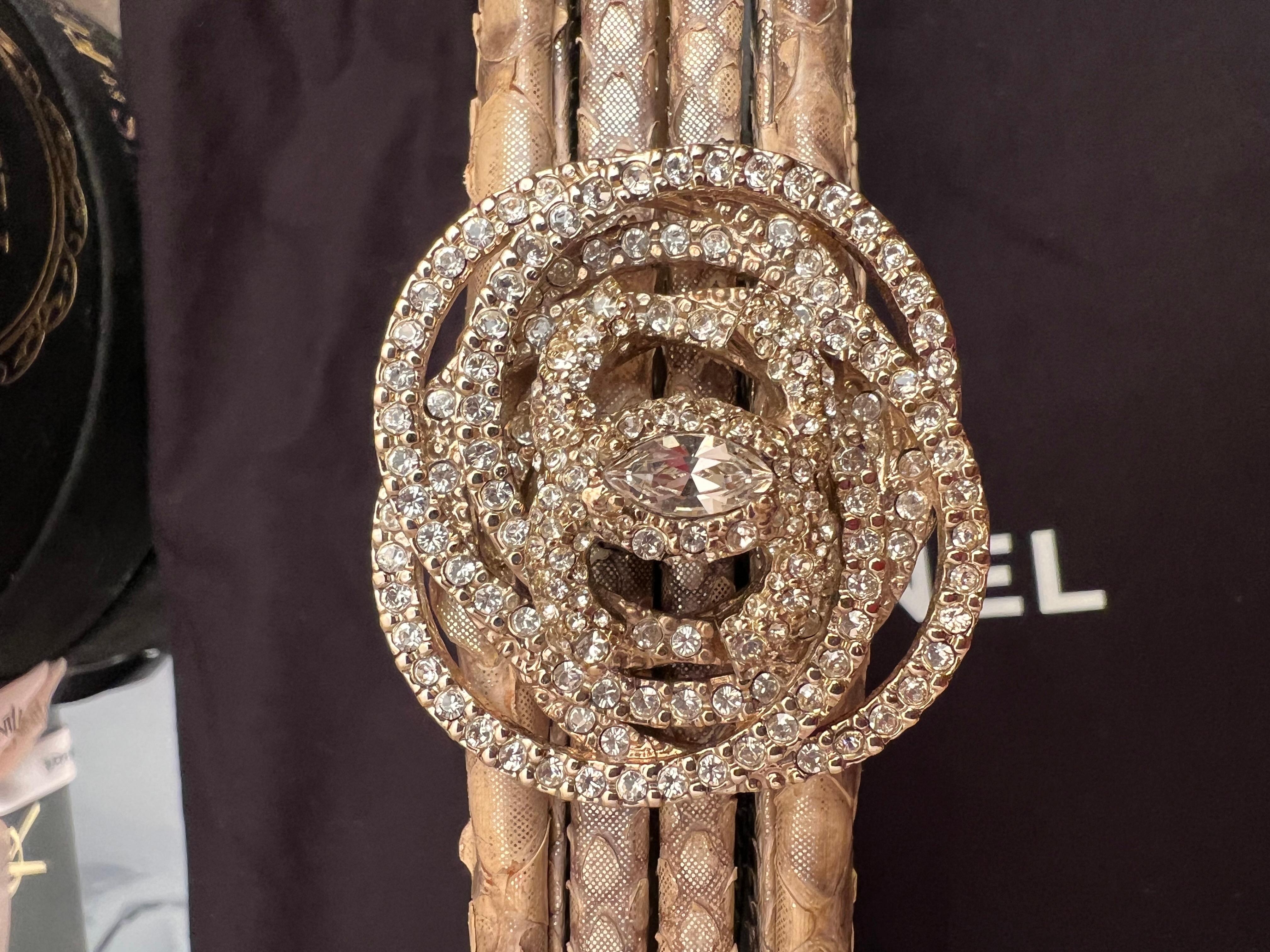 Chanel pochette Camelia en python doré et cristal Unisexe en vente