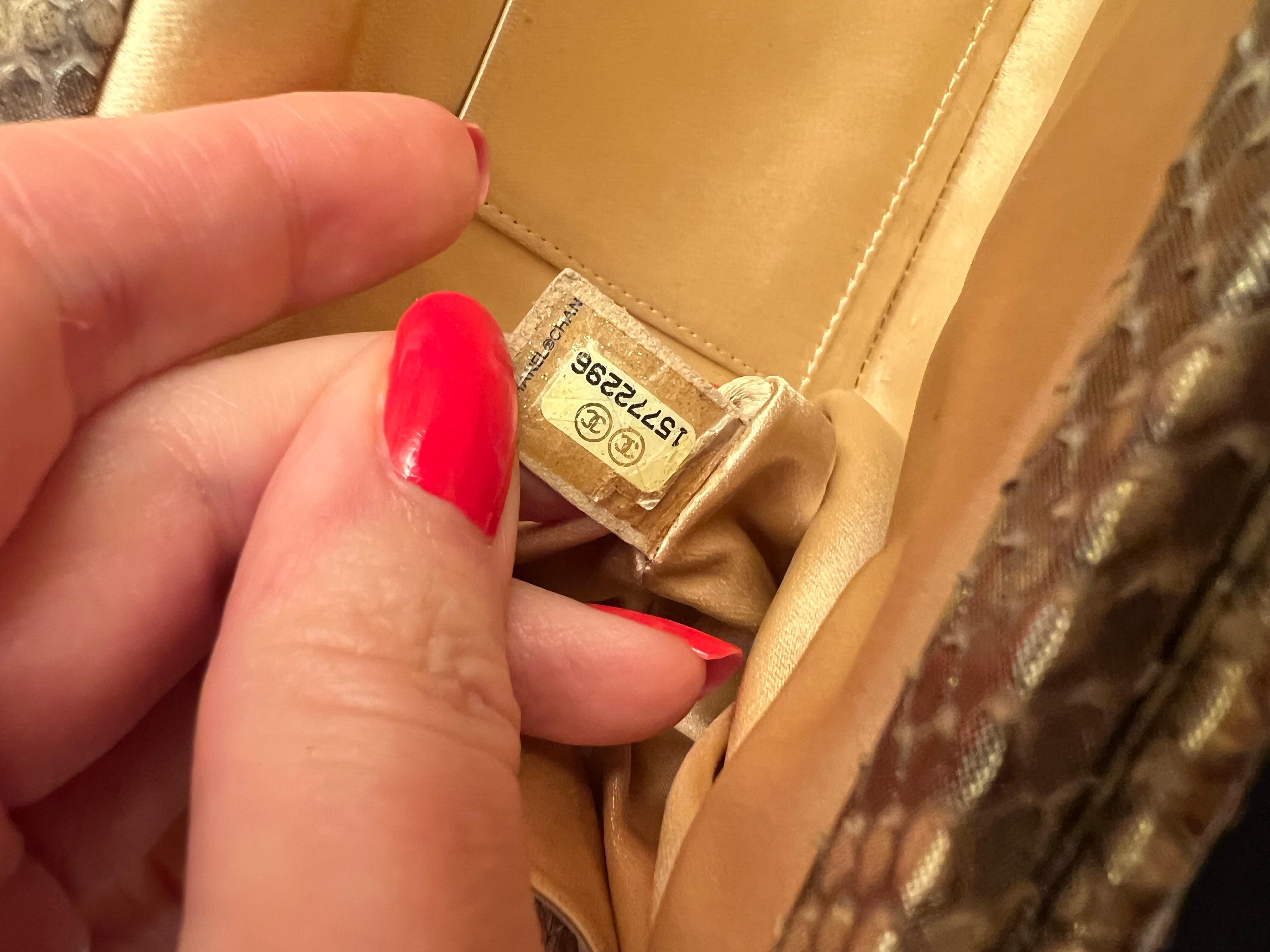 Chanel pochette Camelia en python doré et cristal en vente 2